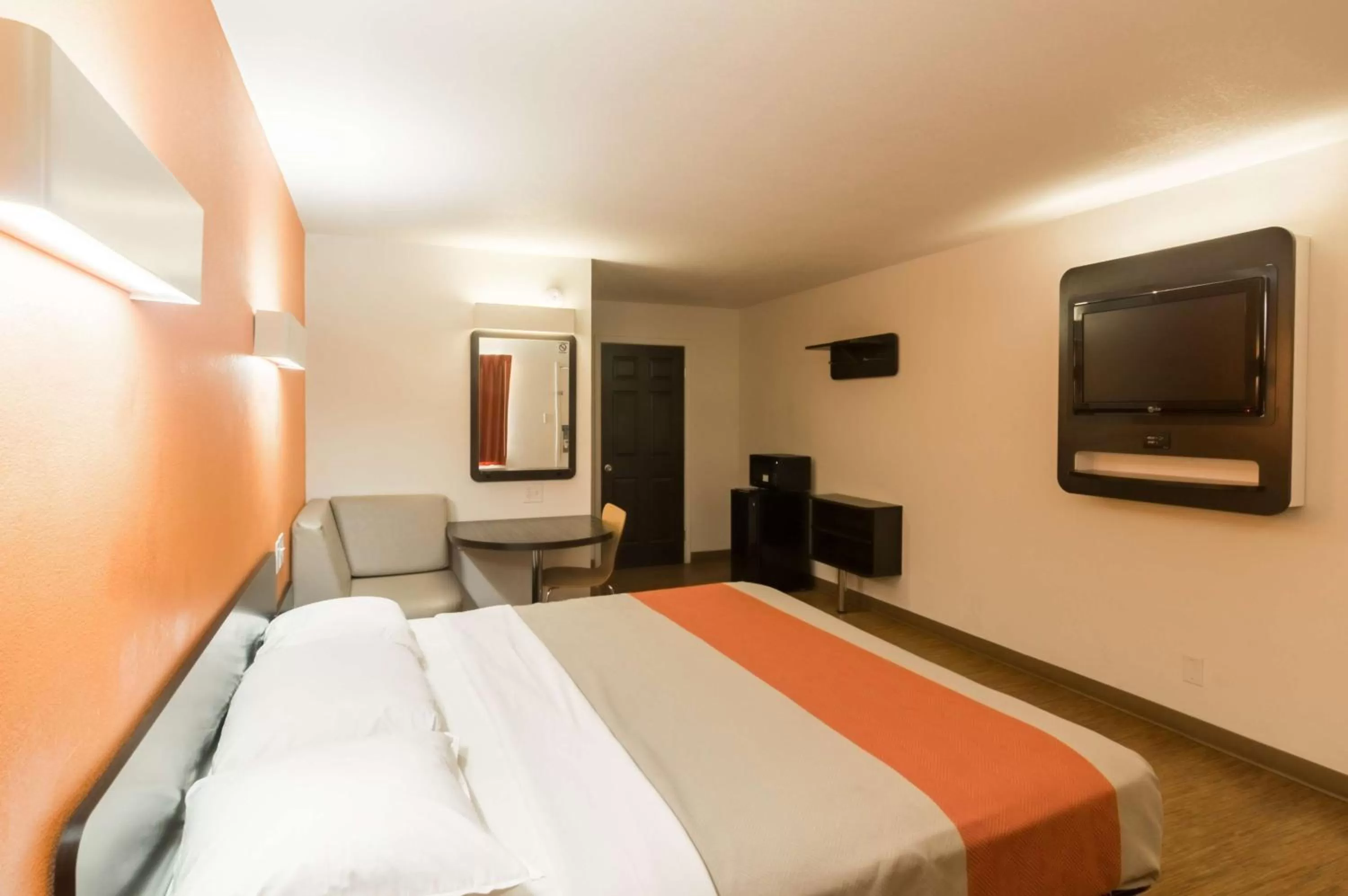 TV and multimedia, Bed in Motel 6-Wichita Falls, TX - North