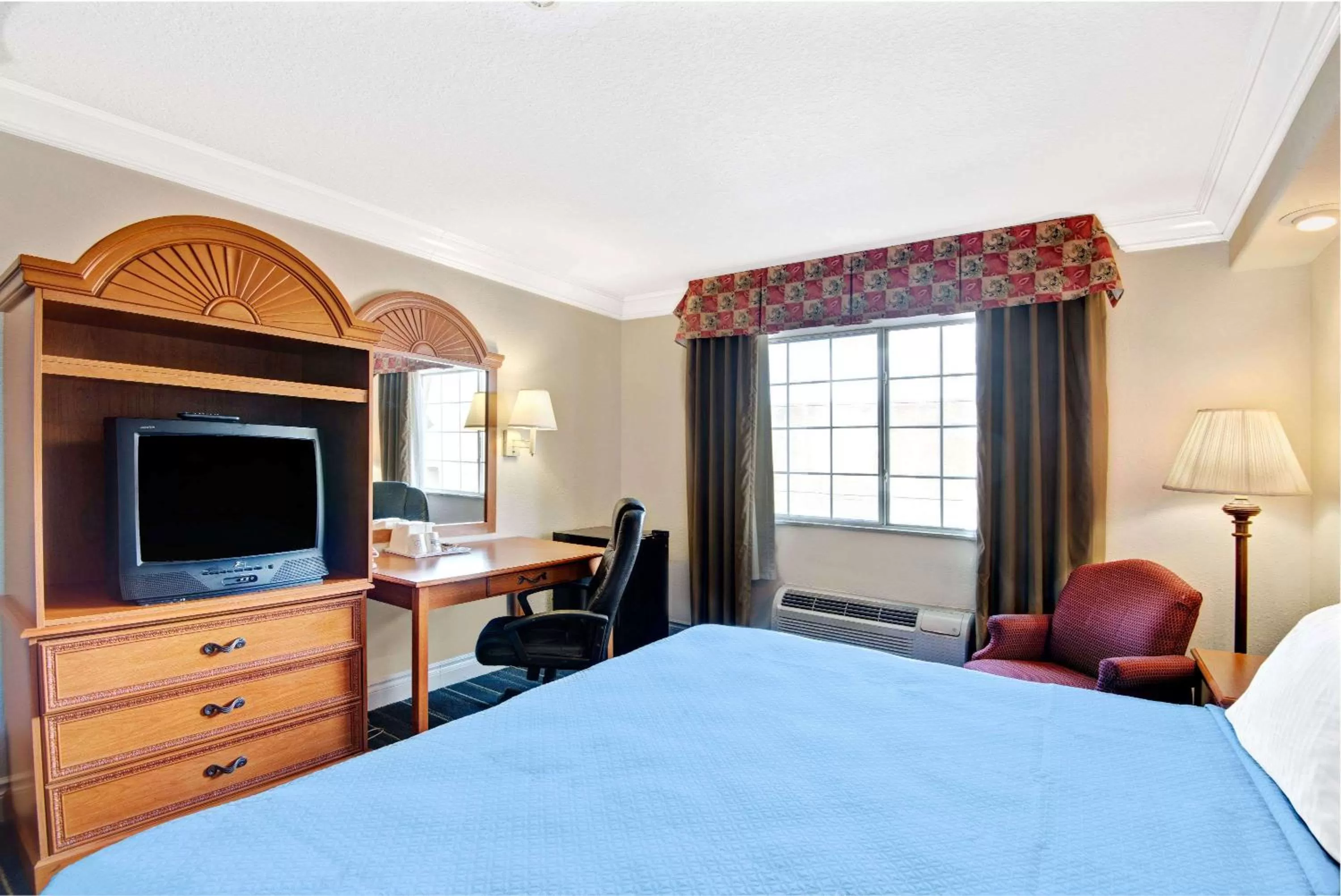Photo of the whole room, Bed in Days Inn by Wyndham San Antonio Airport