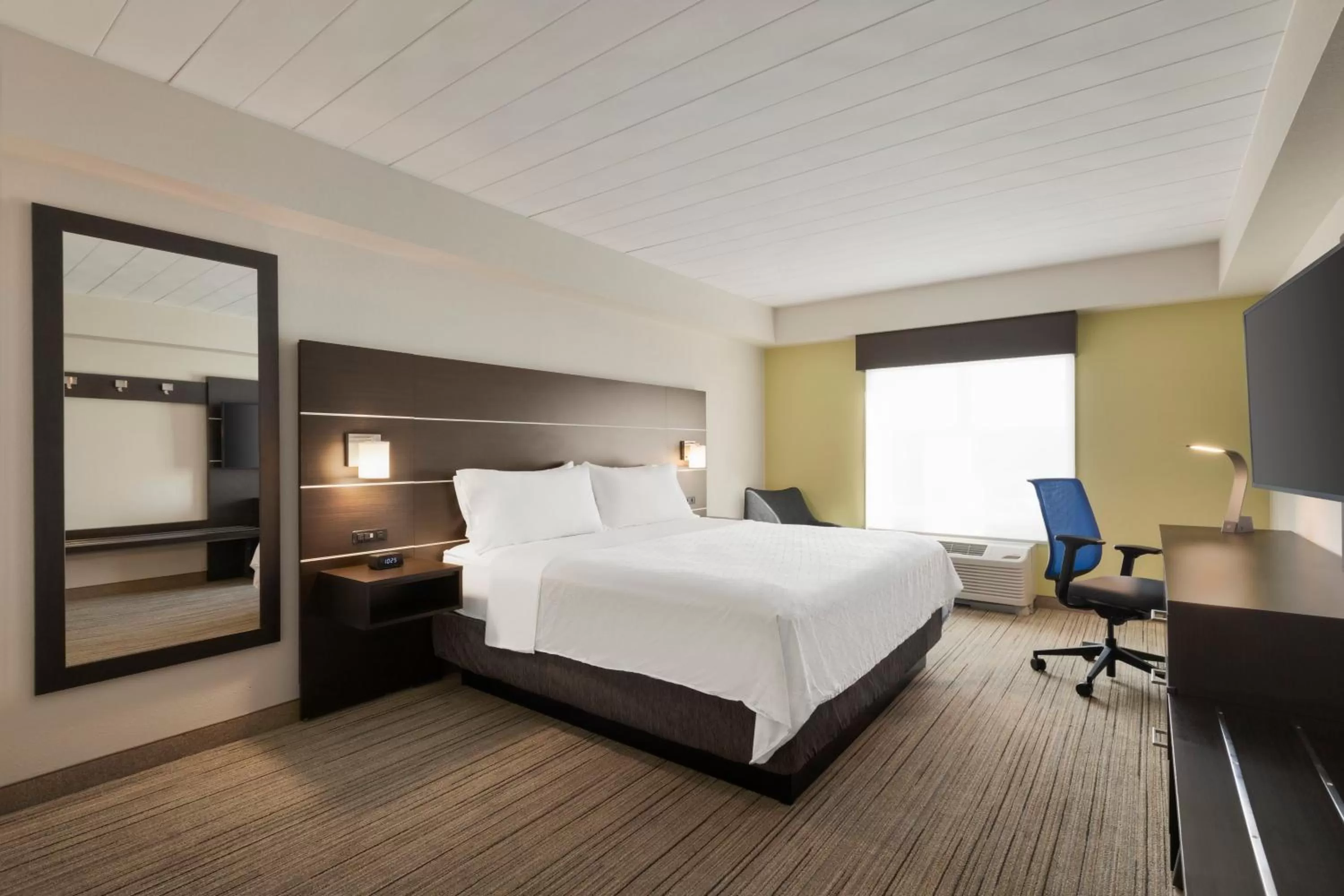 Photo of the whole room, Bed in Holiday Inn Express Hotel & Suites Fort Myers East - The Forum by IHG
