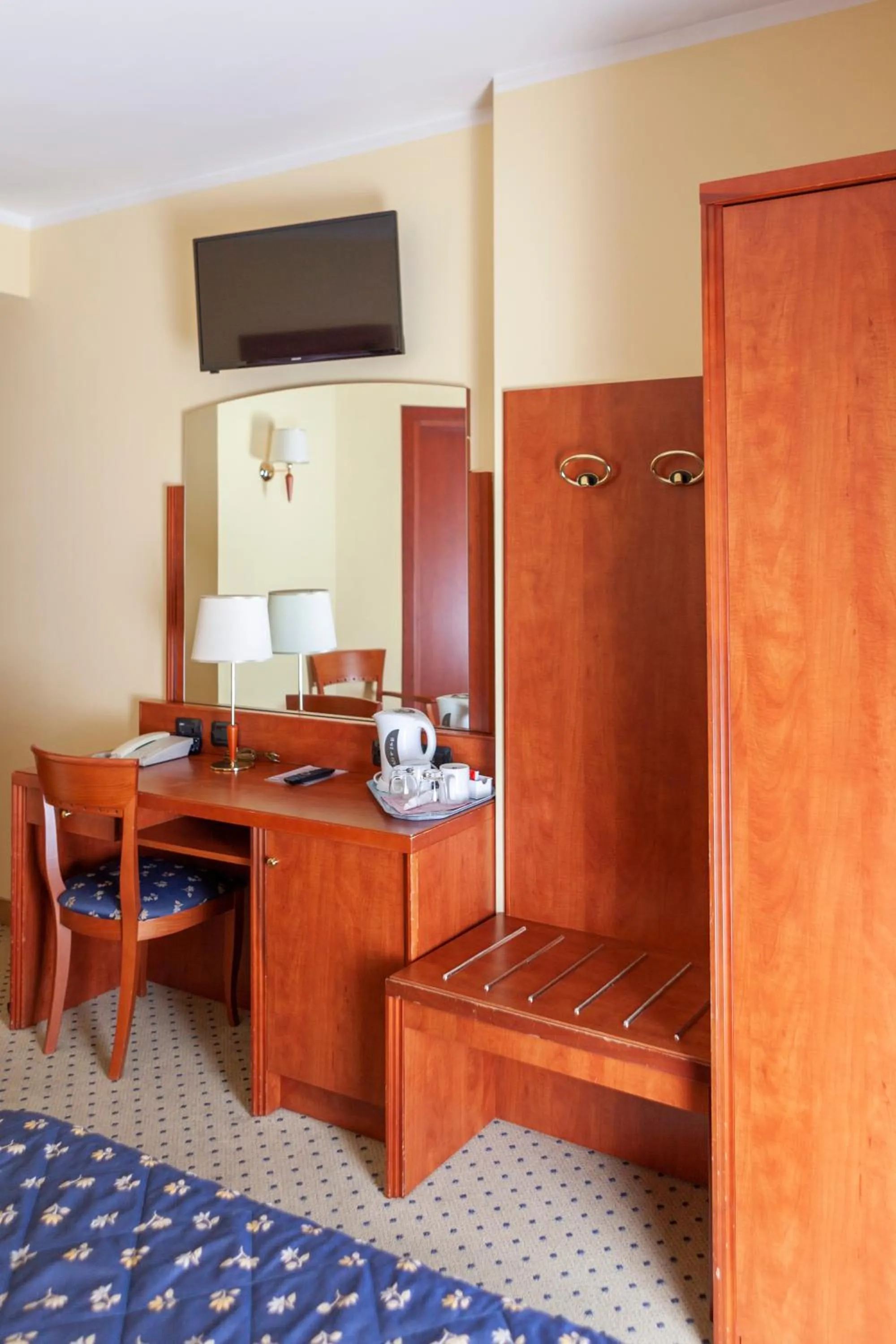 Coffee/tea facilities, Bed in Hotel Olivo