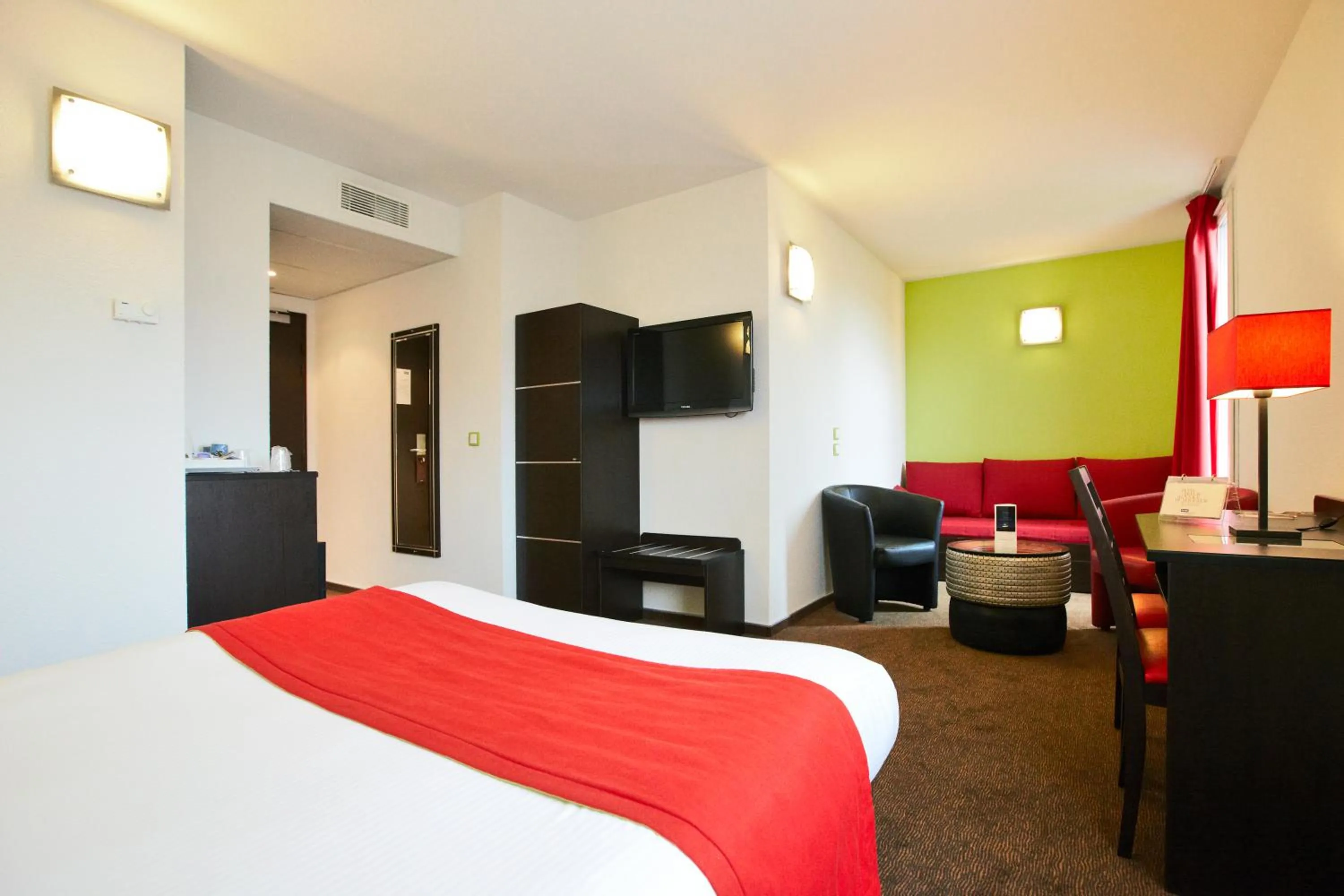 Photo of the whole room, Bed in Enzo Hotels Thionville by Kyriad Direct