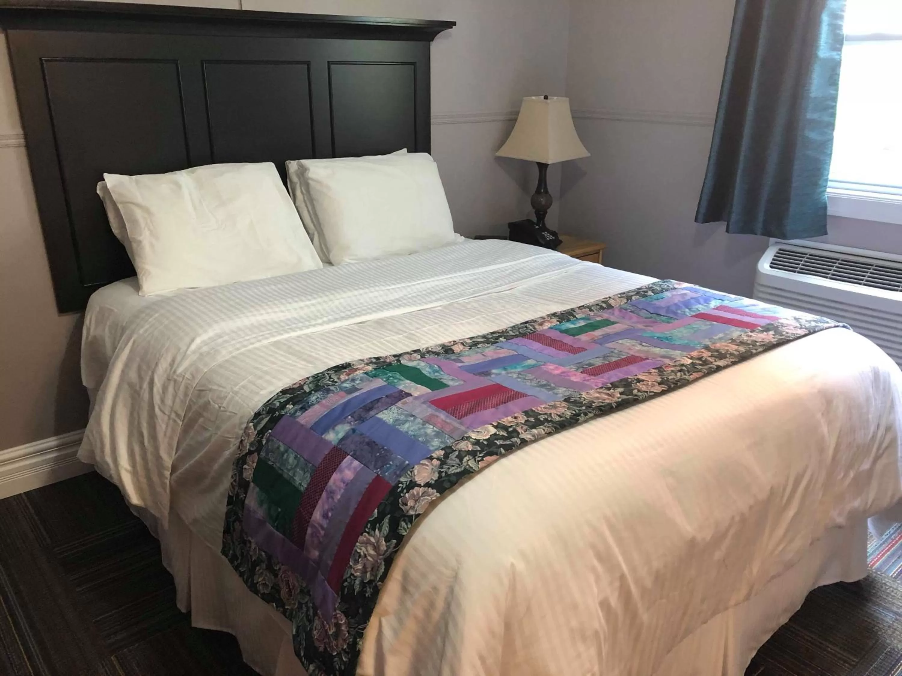 Bedroom in Seaport Inn