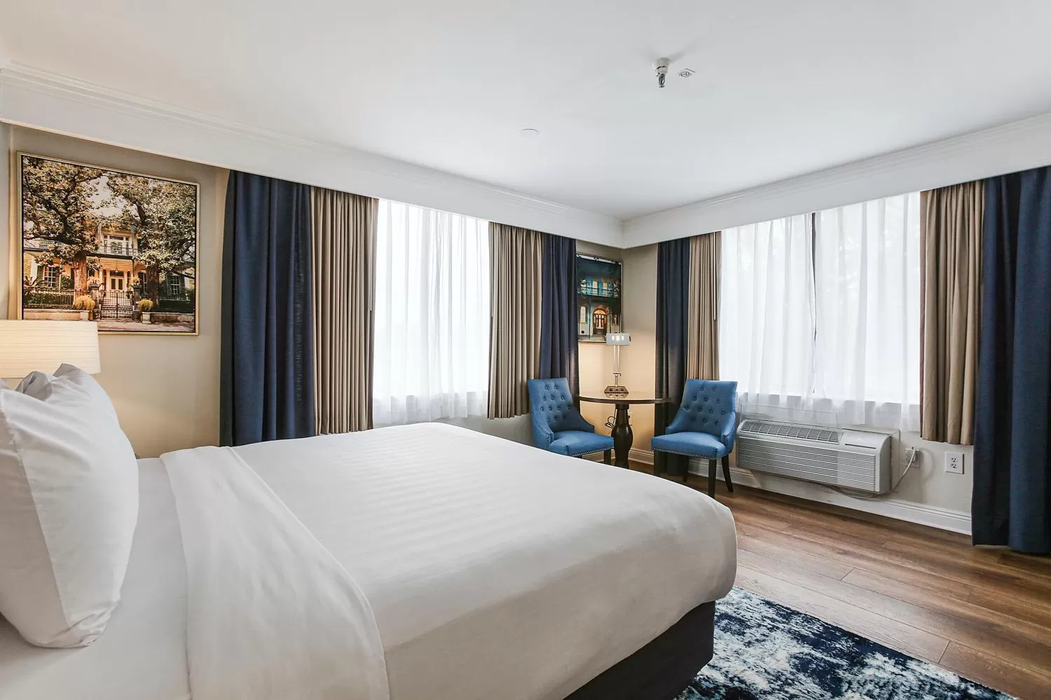 Property building, Bed in St Charles Inn, Superior Hotel