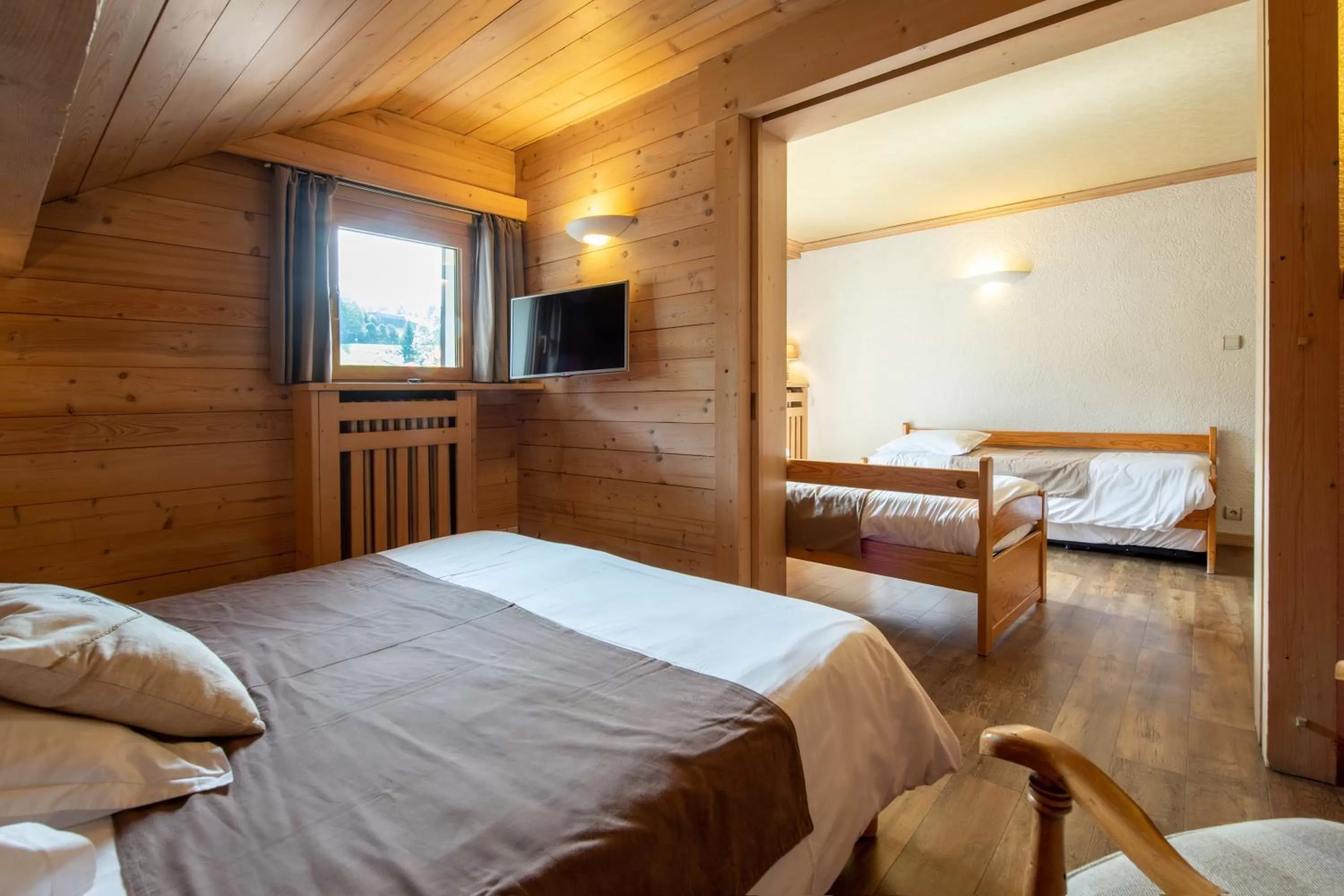 Balcony/Terrace, Bed in Hôtel La Montagne