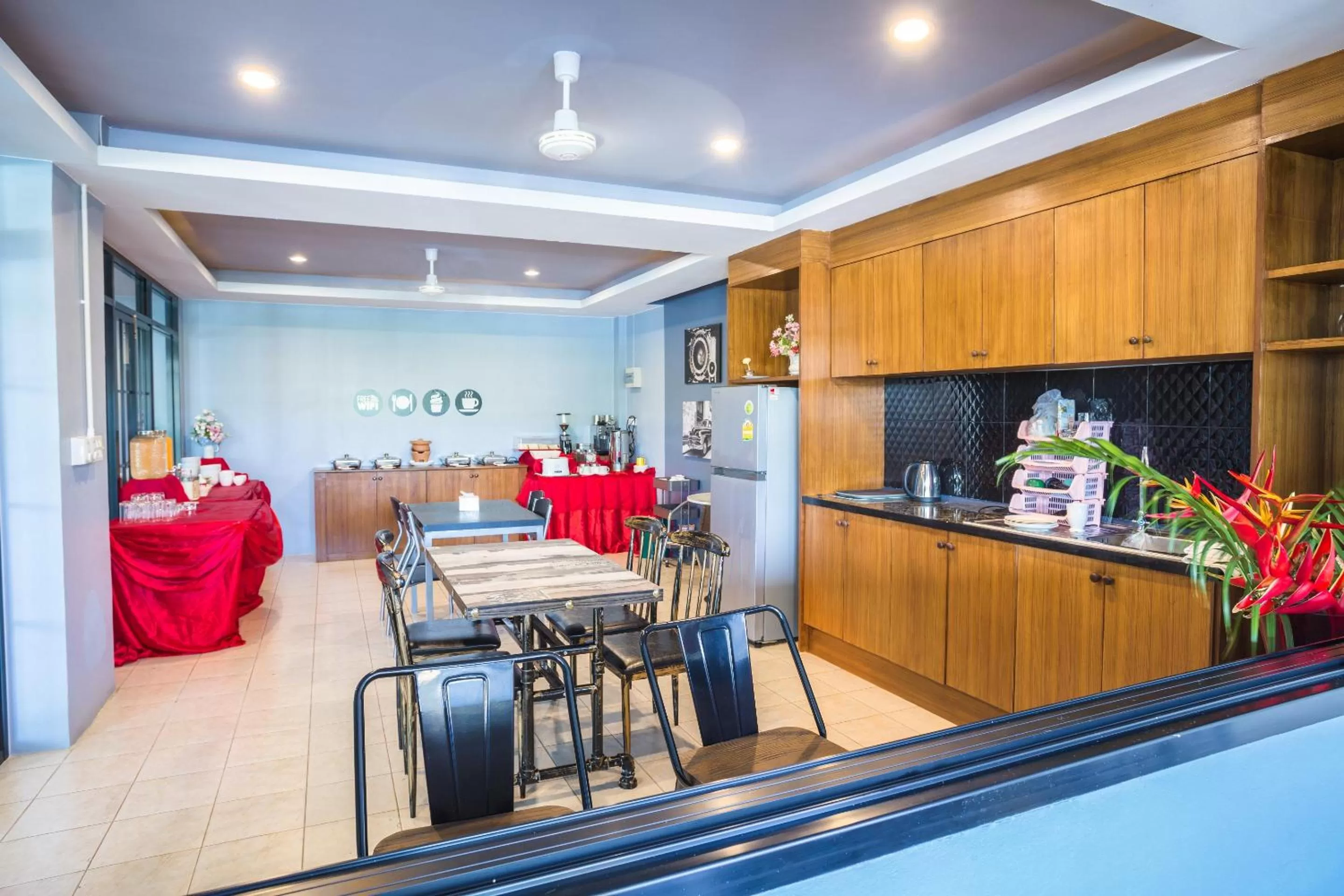 Kitchen/Kitchenette in KhaoLak Benzotel