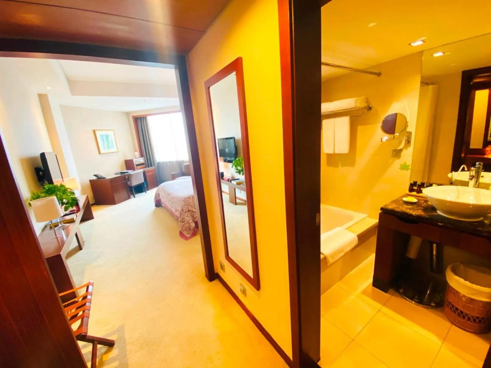 Photo of the whole room, Bed in Baolong Hotel Shanghai