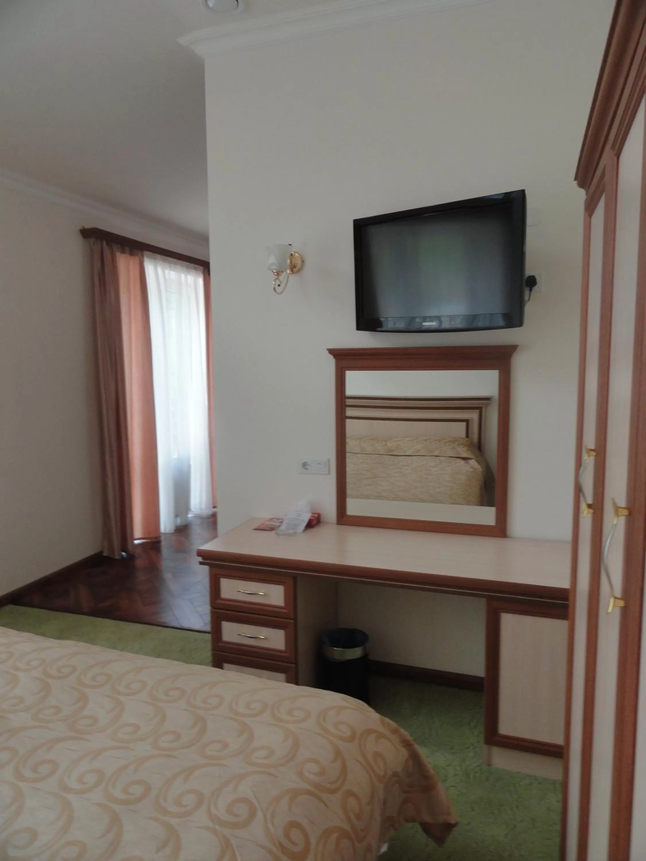 Bed, TV/Entertainment Center in Diana Hotel
