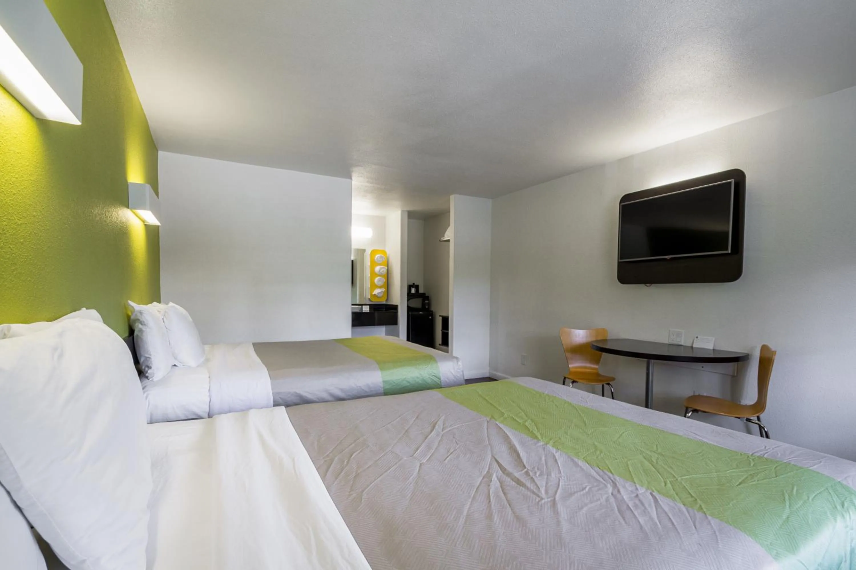 TV and multimedia, Bed in Motel 6 - Downtown Monterey