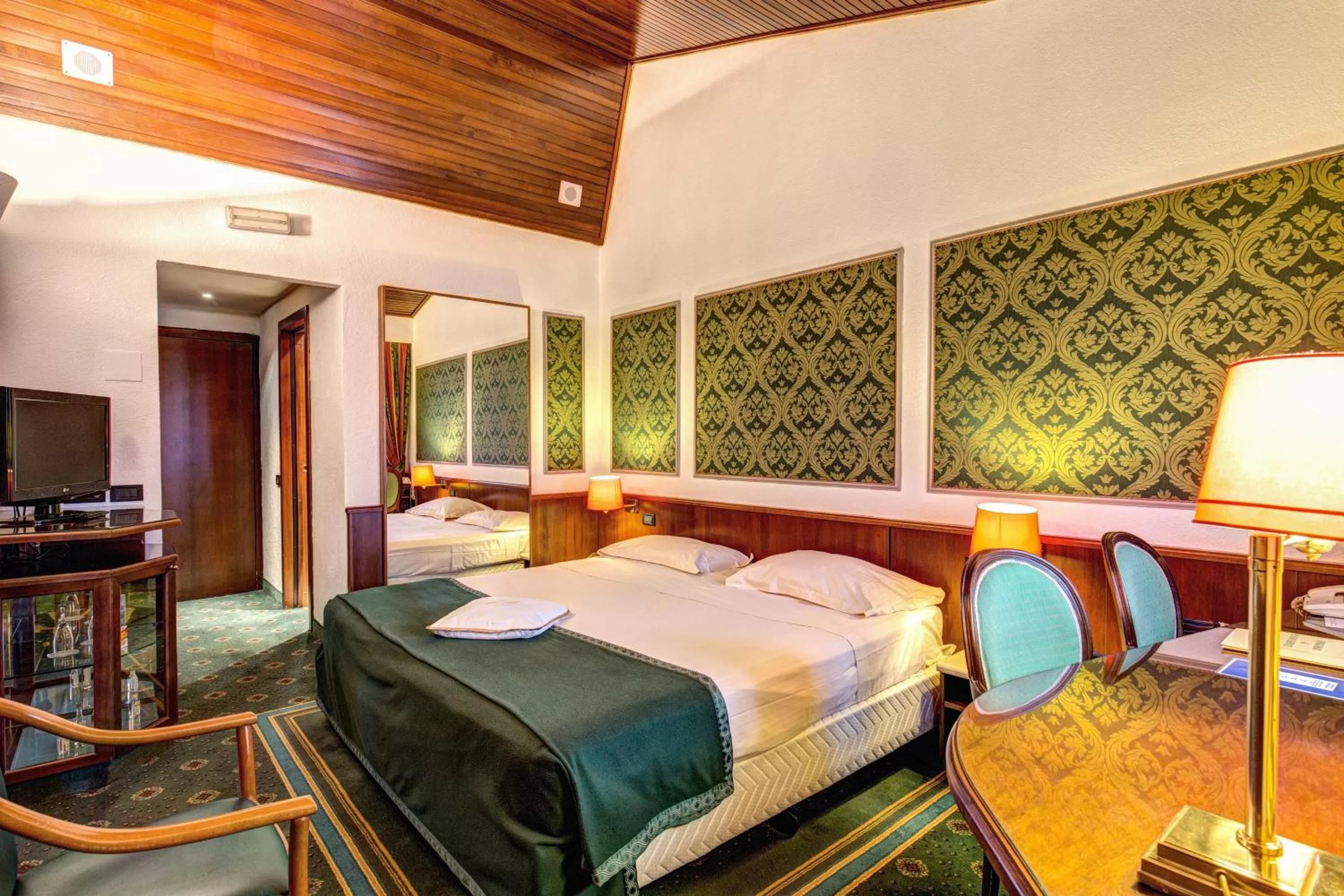 Bedroom, Bed in Hotel Motel Regal