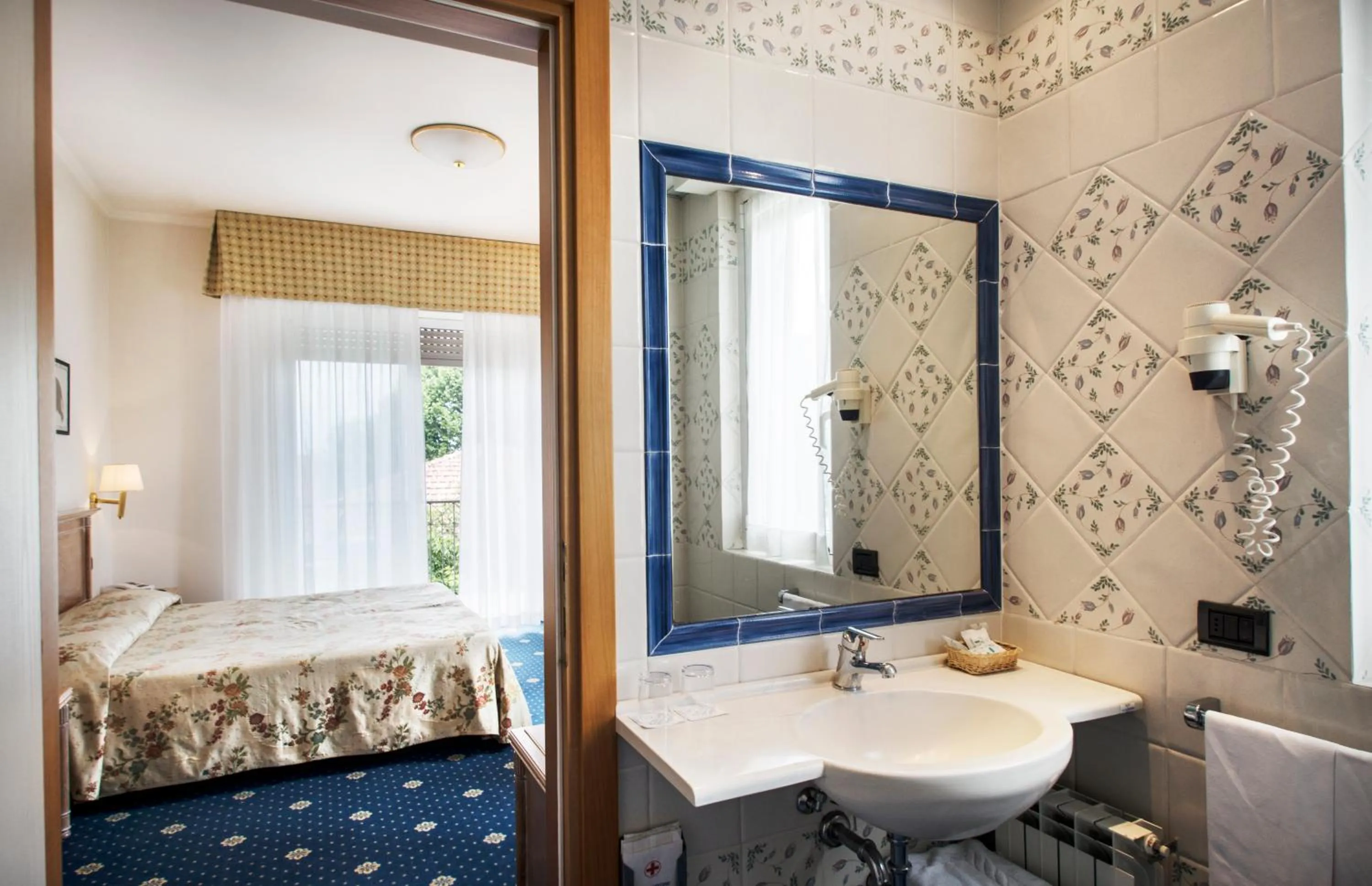 Bathroom, Bed in Hotel Lido La Perla Nera