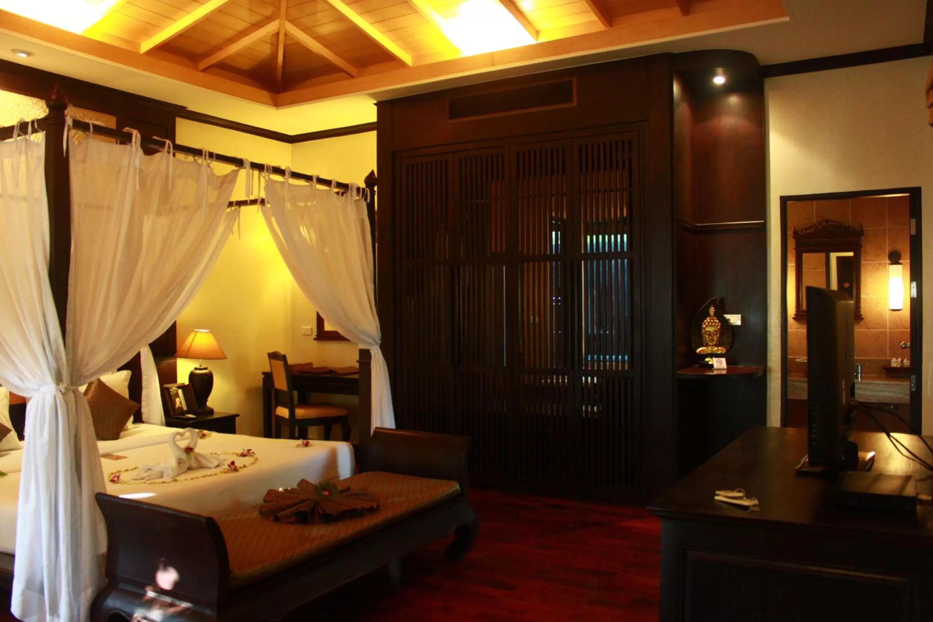 Bed in Mukdara Beach Villa & Spa Resort