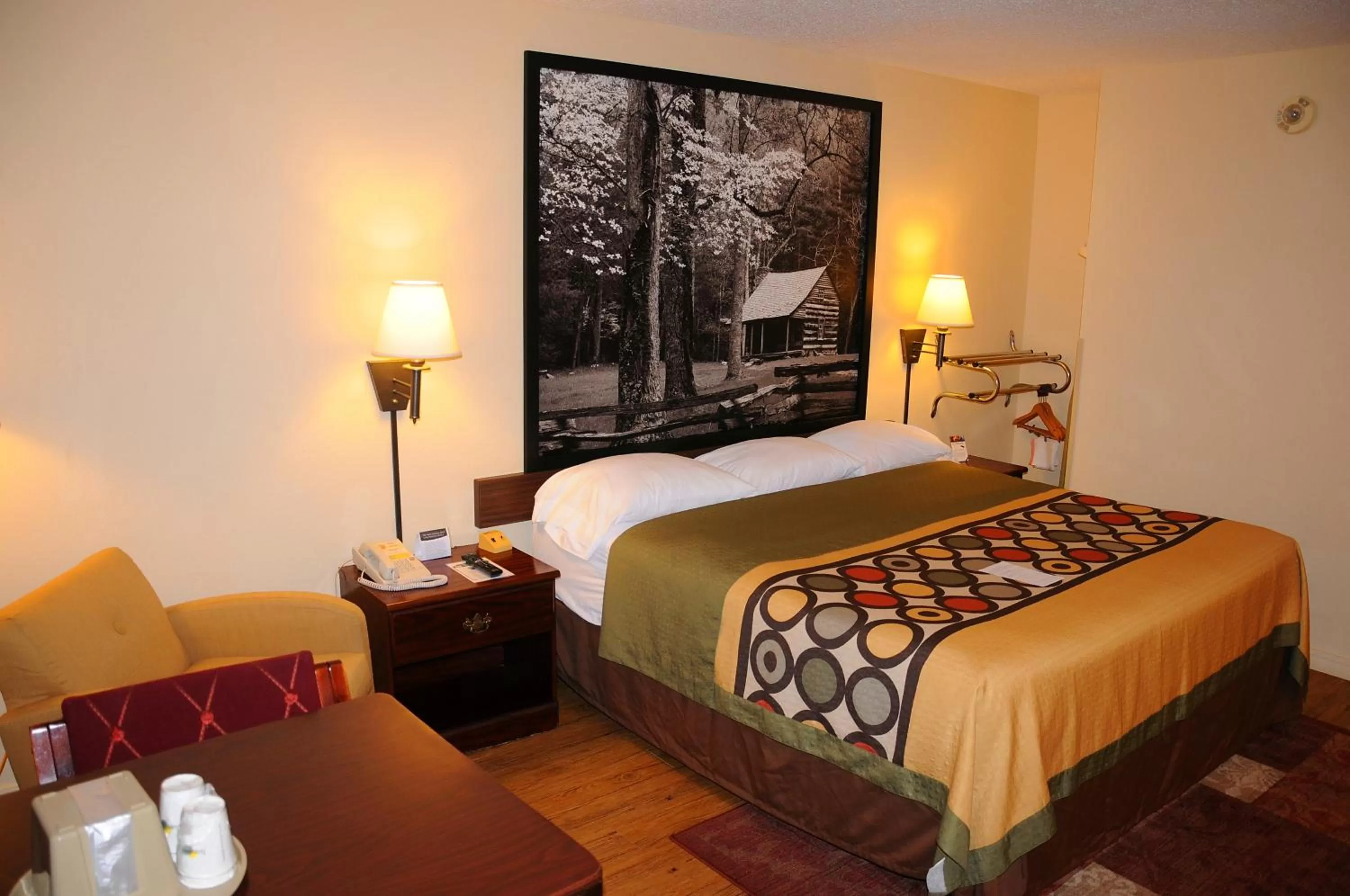 Photo of the whole room, Bed in Super 8 by Wyndham Lamar