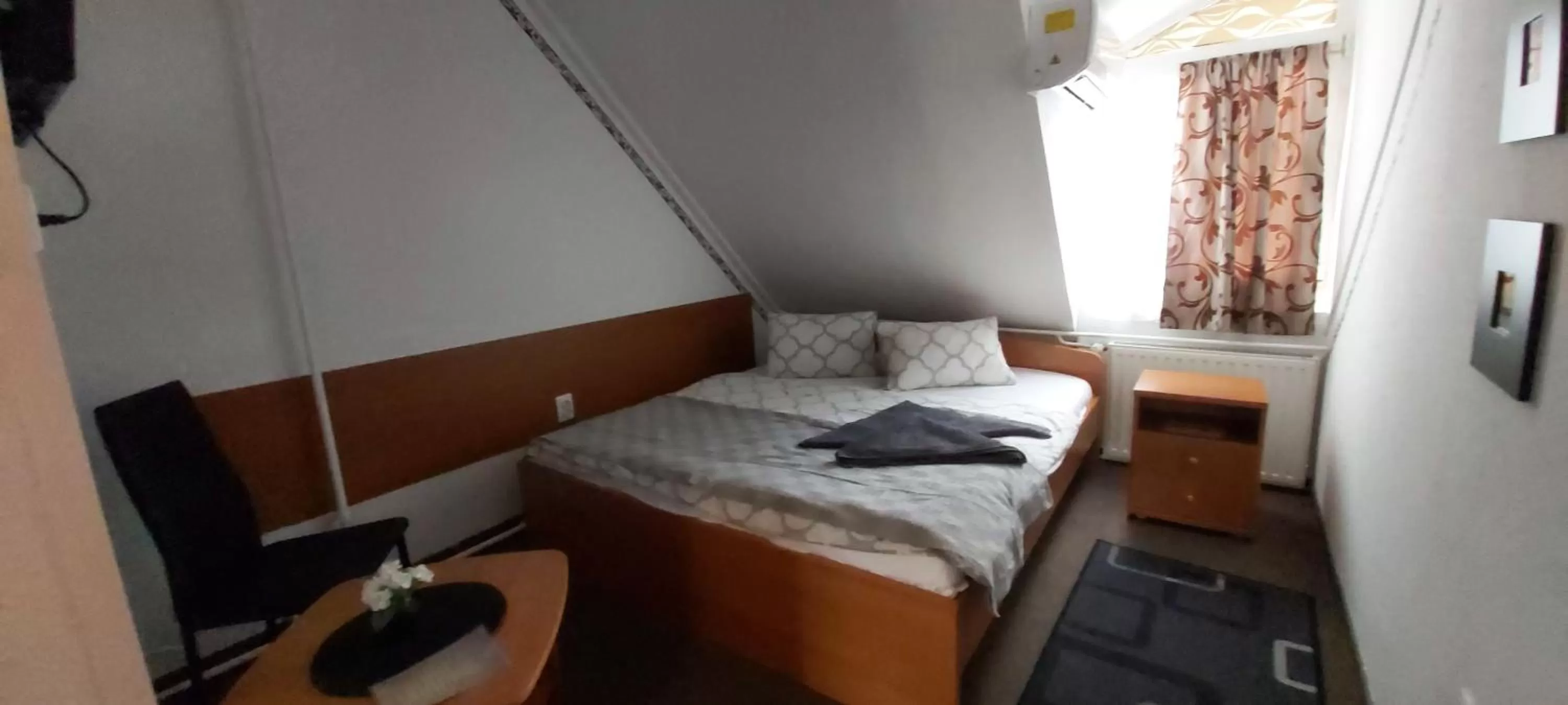 Bed in Romantik Étterem - Panzió