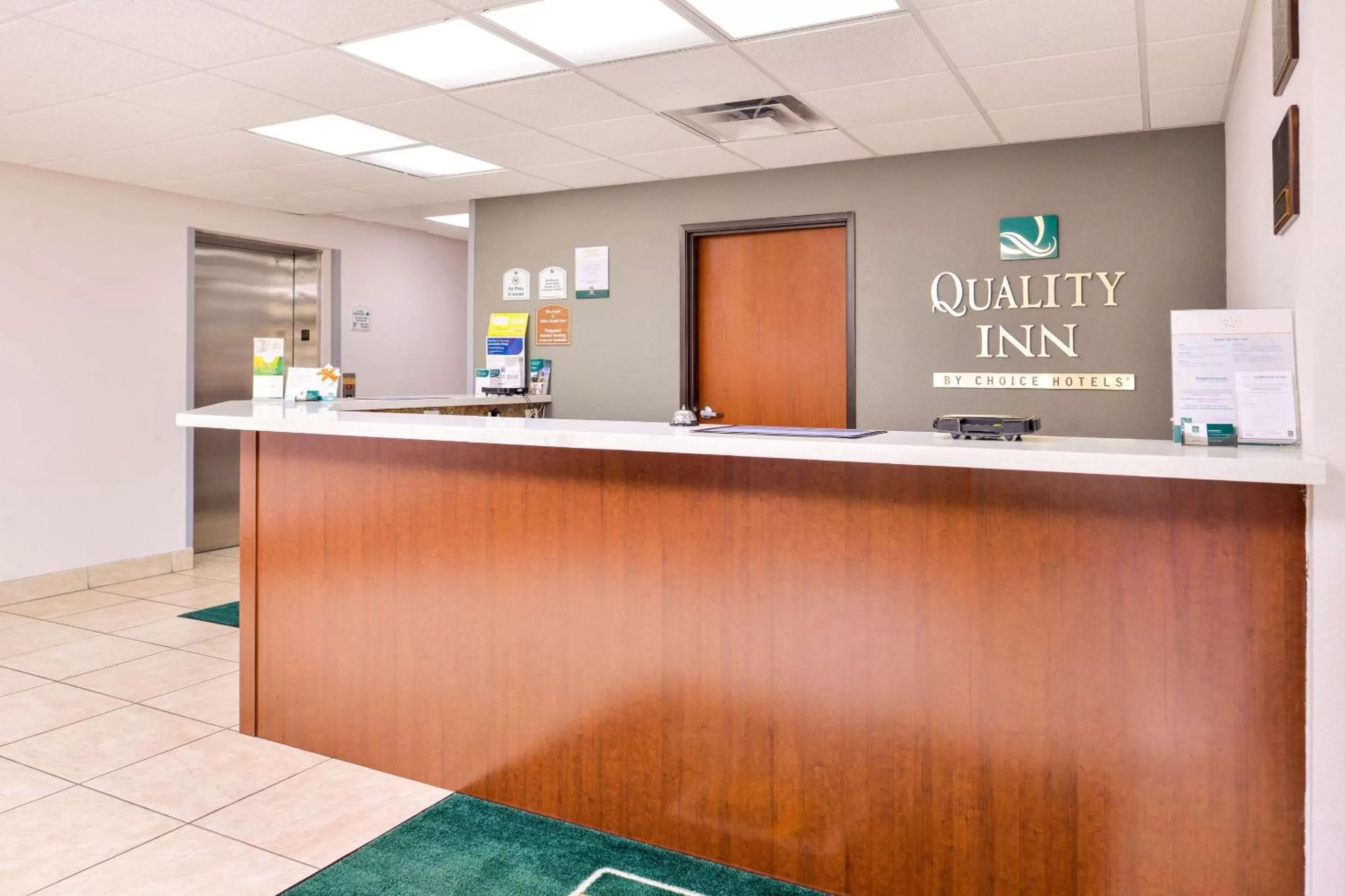 Lobby or reception in Quality Inn Joplin I-44