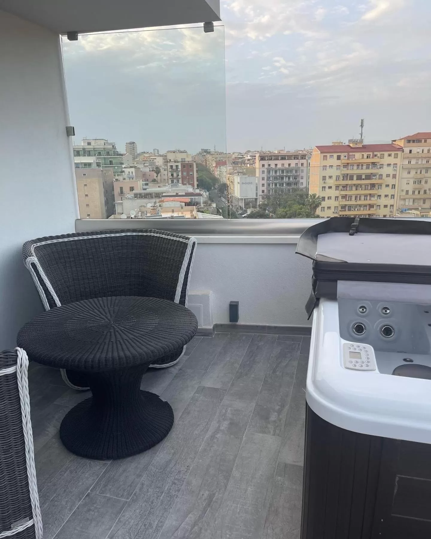 Hot Tub in 18 Dante Luxury Suites