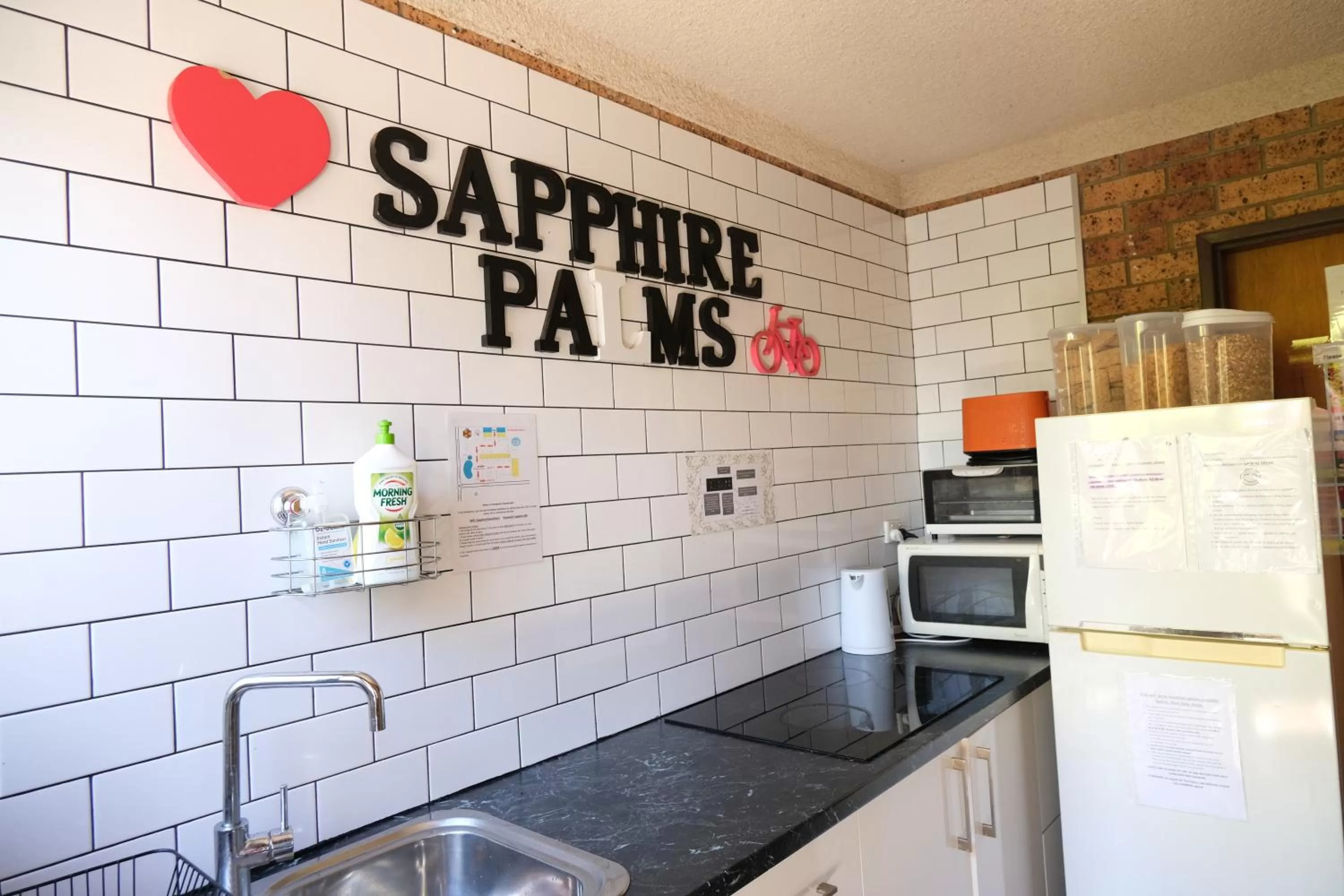 Communal kitchen in Sapphire Palms Motel