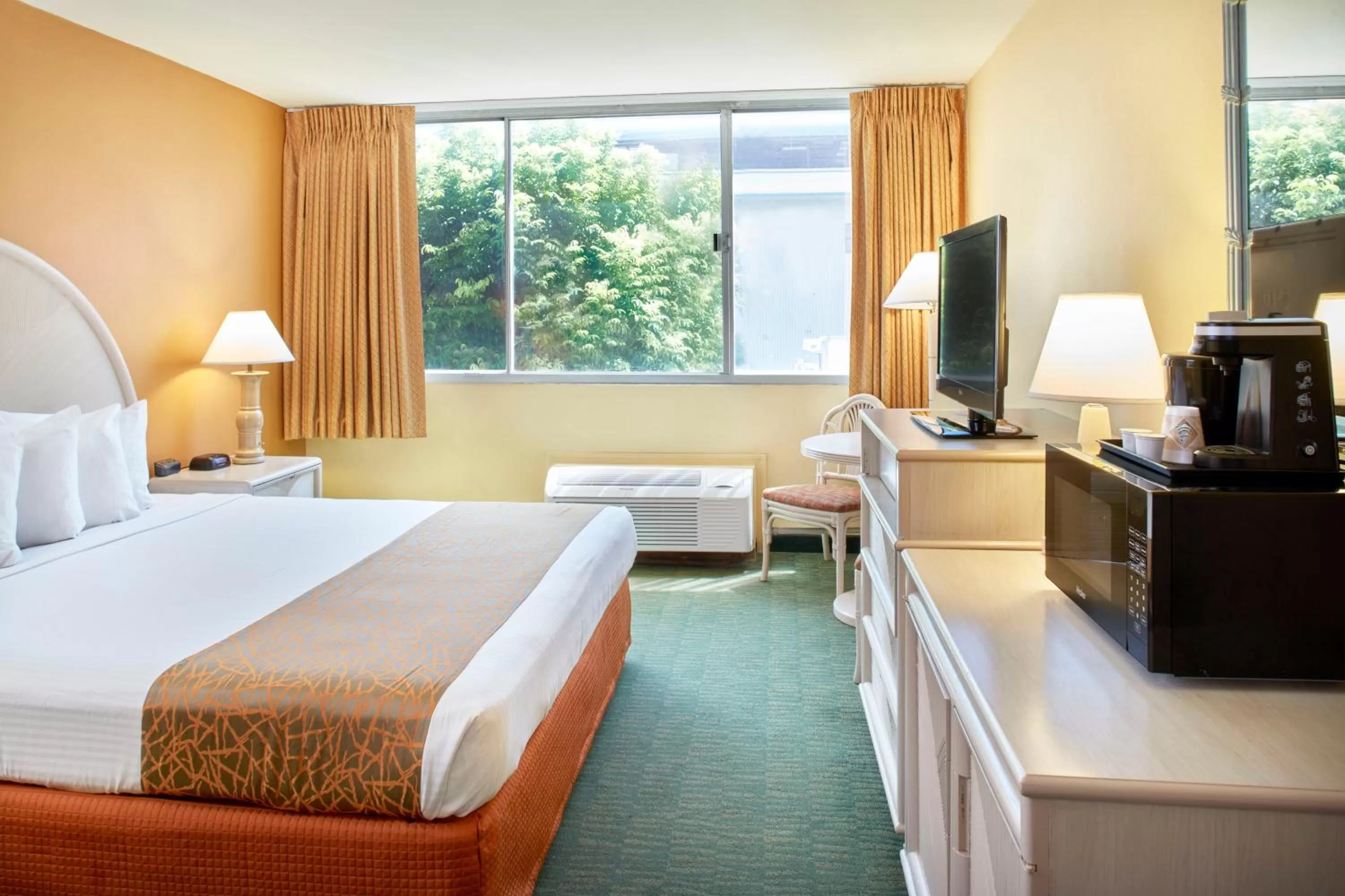 TV and multimedia, Bed in Airport Honolulu Hotel, Trademark Collection by Wyndham