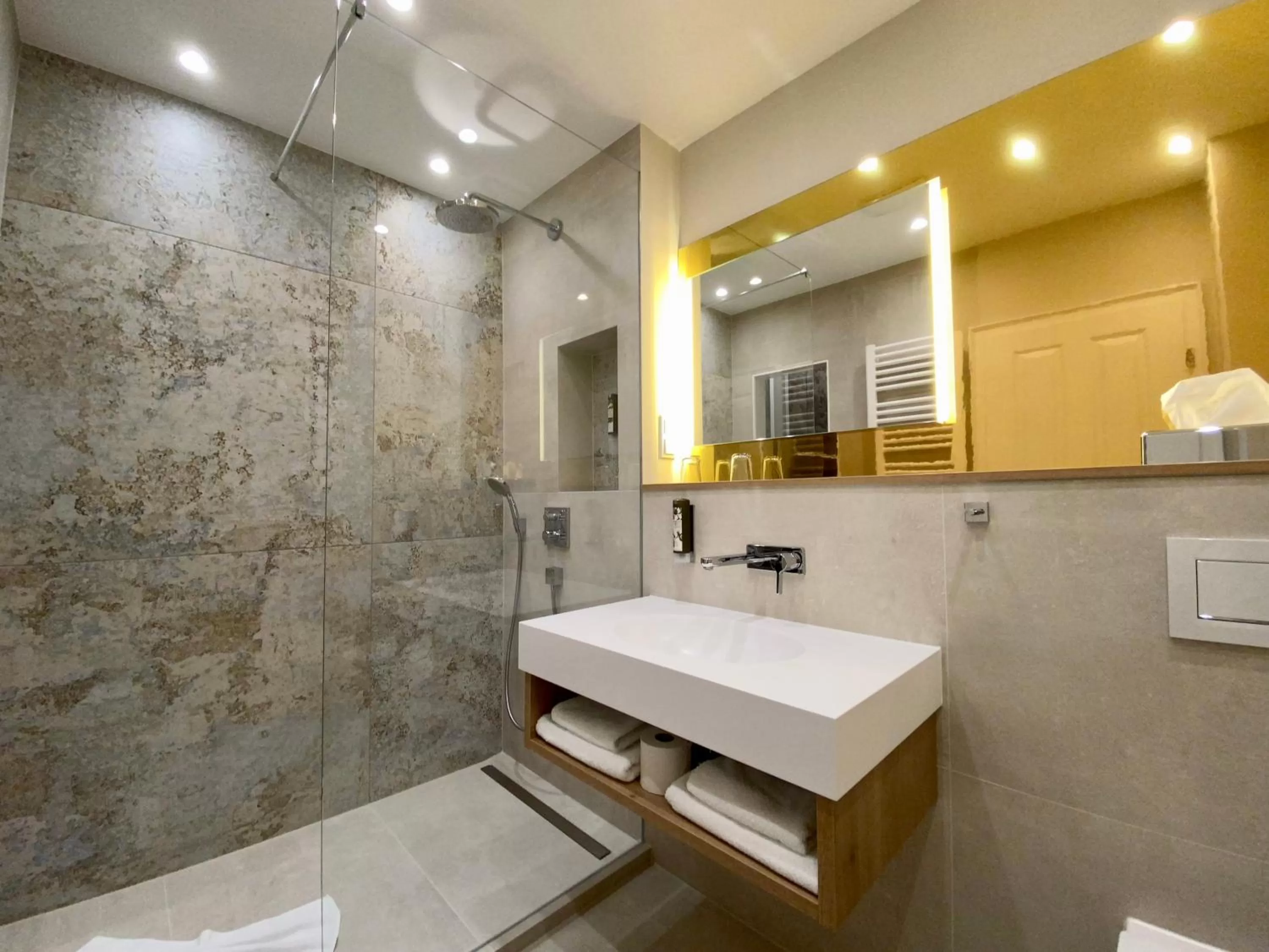 Shower in Hotel West an der Bockenheimer Warte