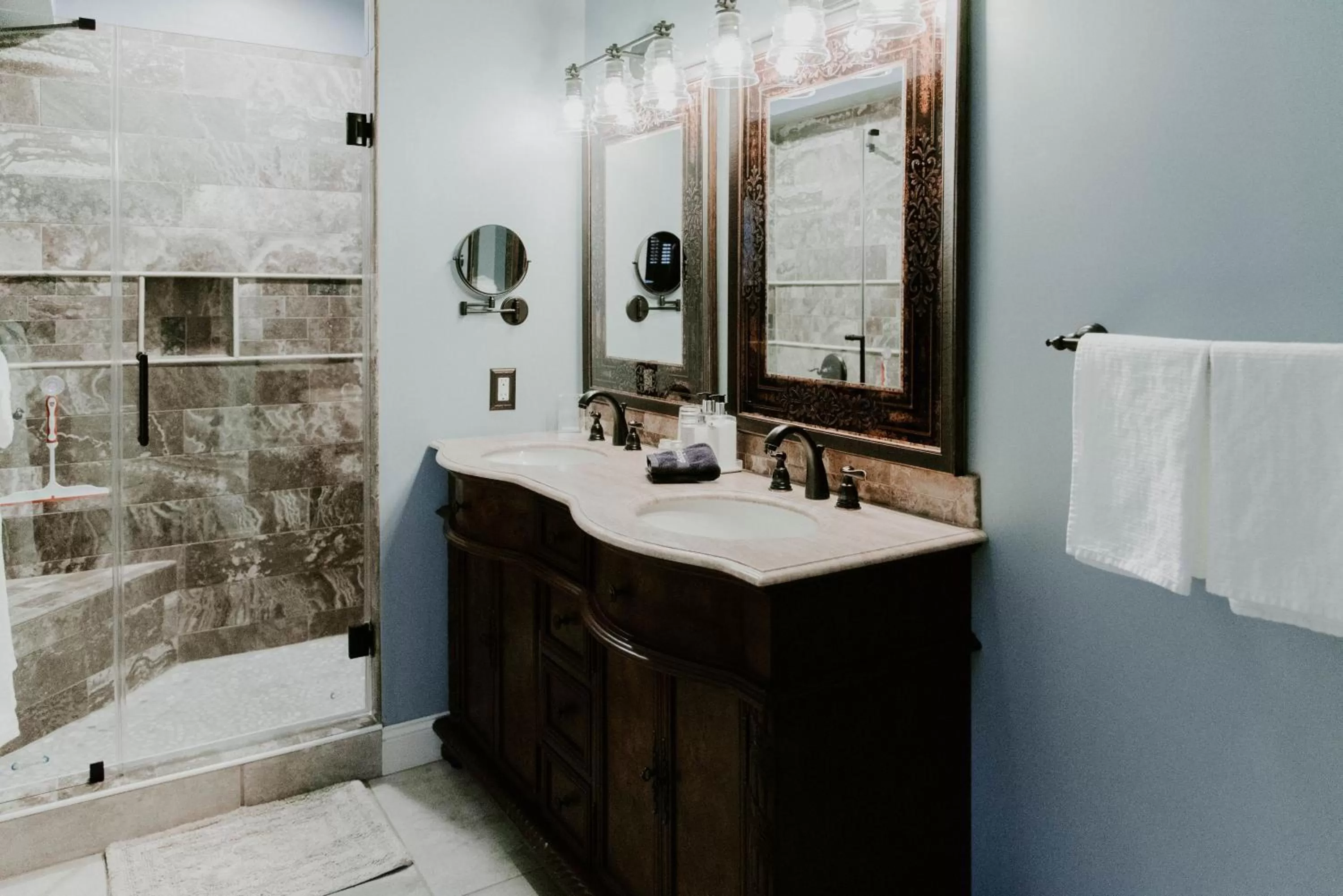 Shower in Georges on York B&B