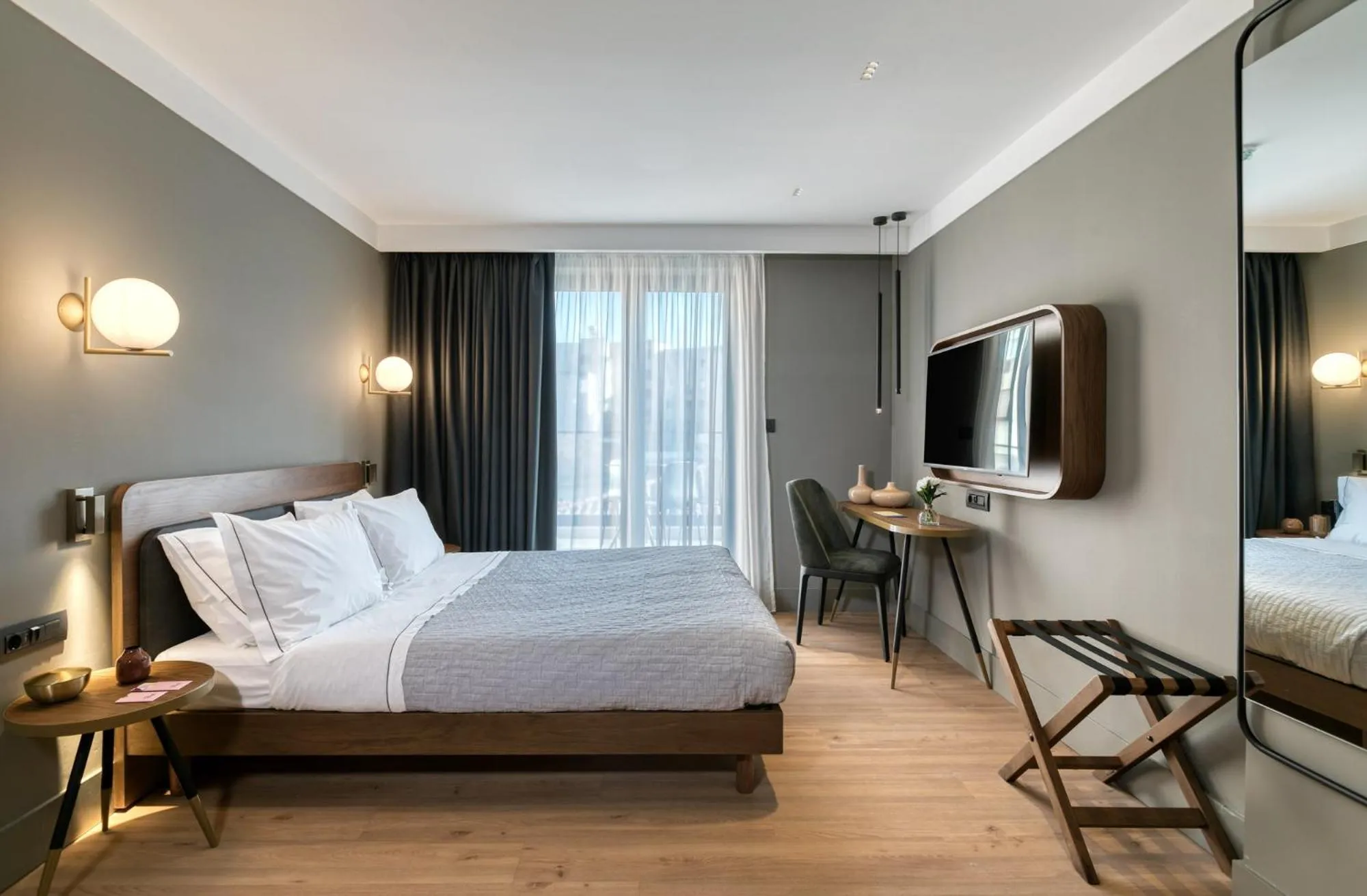 Bed, TV/Entertainment Center in Blend Hotel