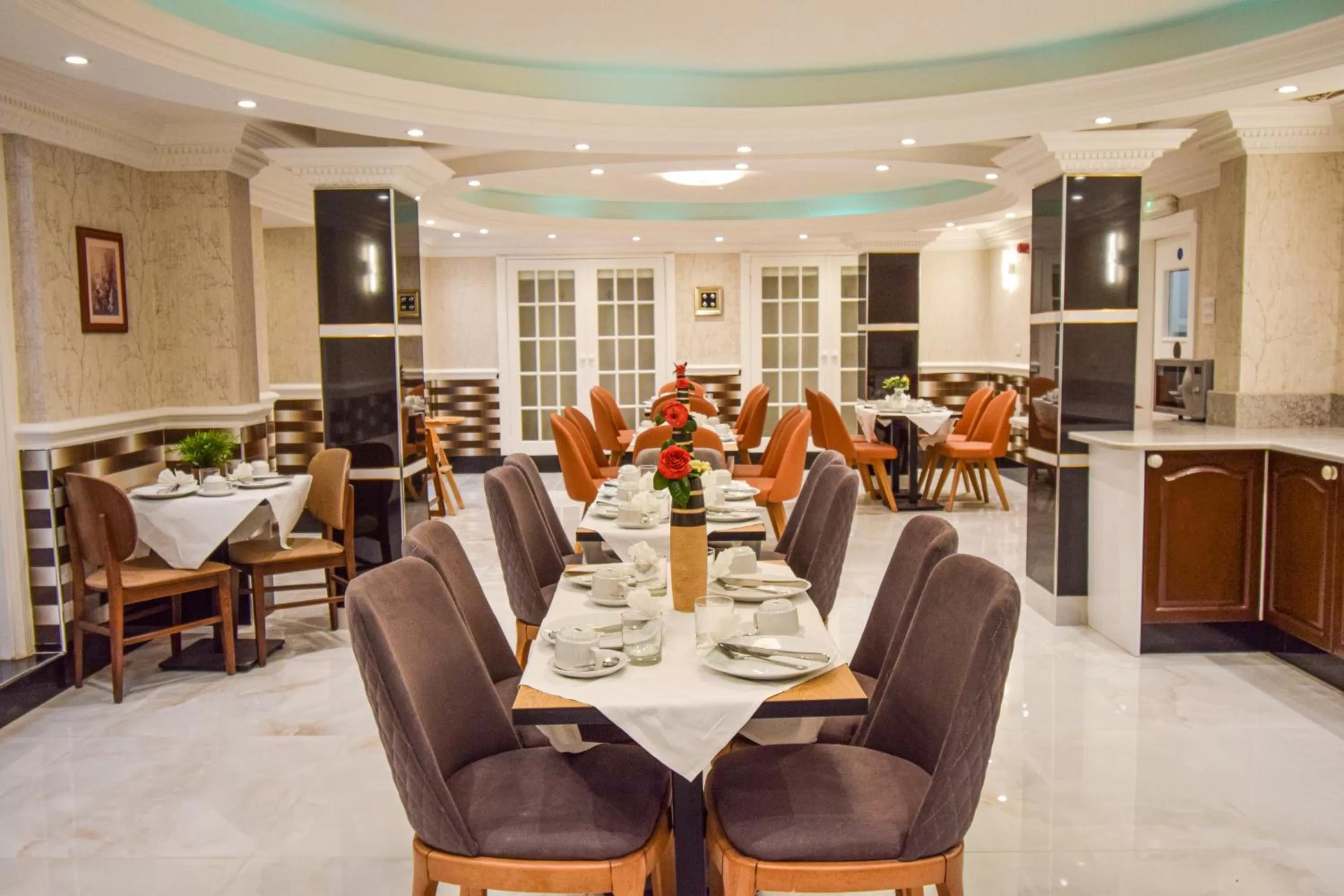 Restaurant/places to eat in Pembridge Palace Hotel