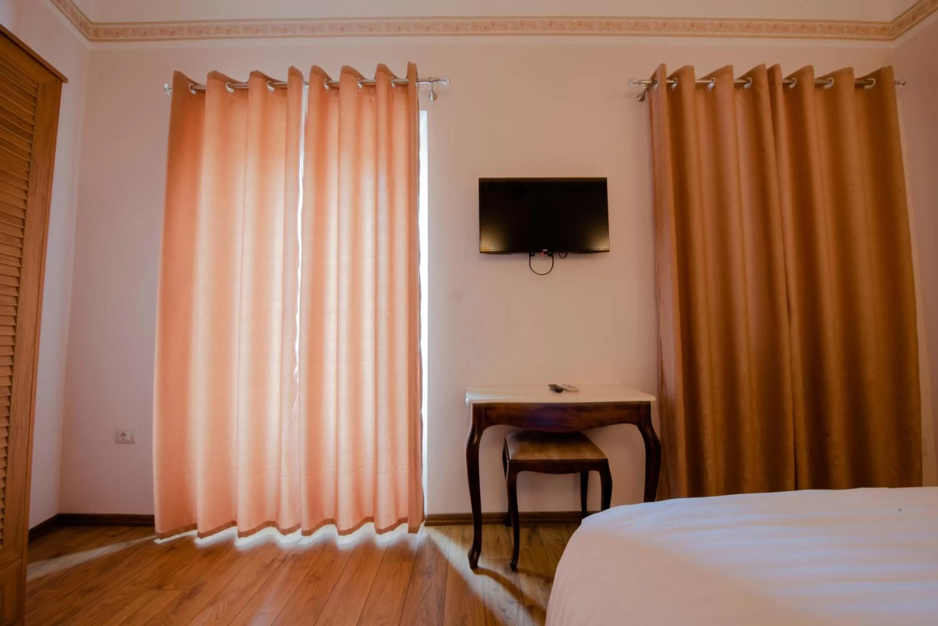 TV/Entertainment Center in Hotel Loredano