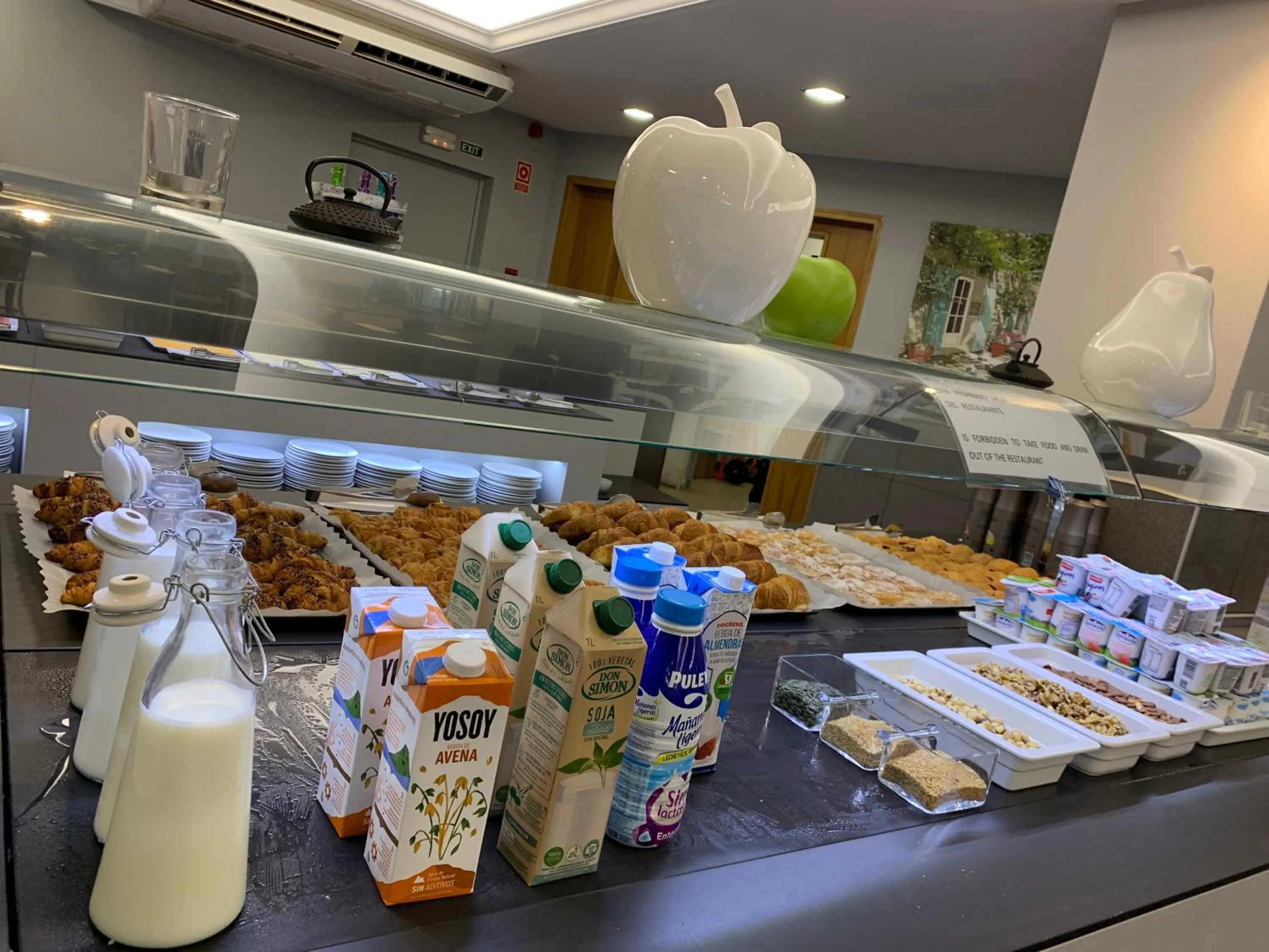 Buffet breakfast in Hotel Bon Repos