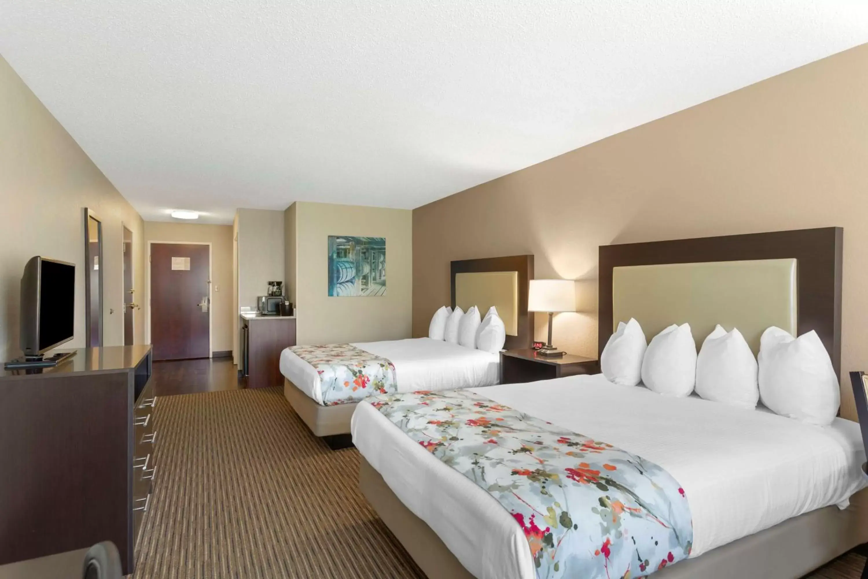 Queen Room with Two Queen Beds and Mobility Accessible Tub in Best Western Lawrenceburg Inn Queen Room with Two Queen Beds and Mobility Accessible Tub in Best Western Lawrenceburg Inn