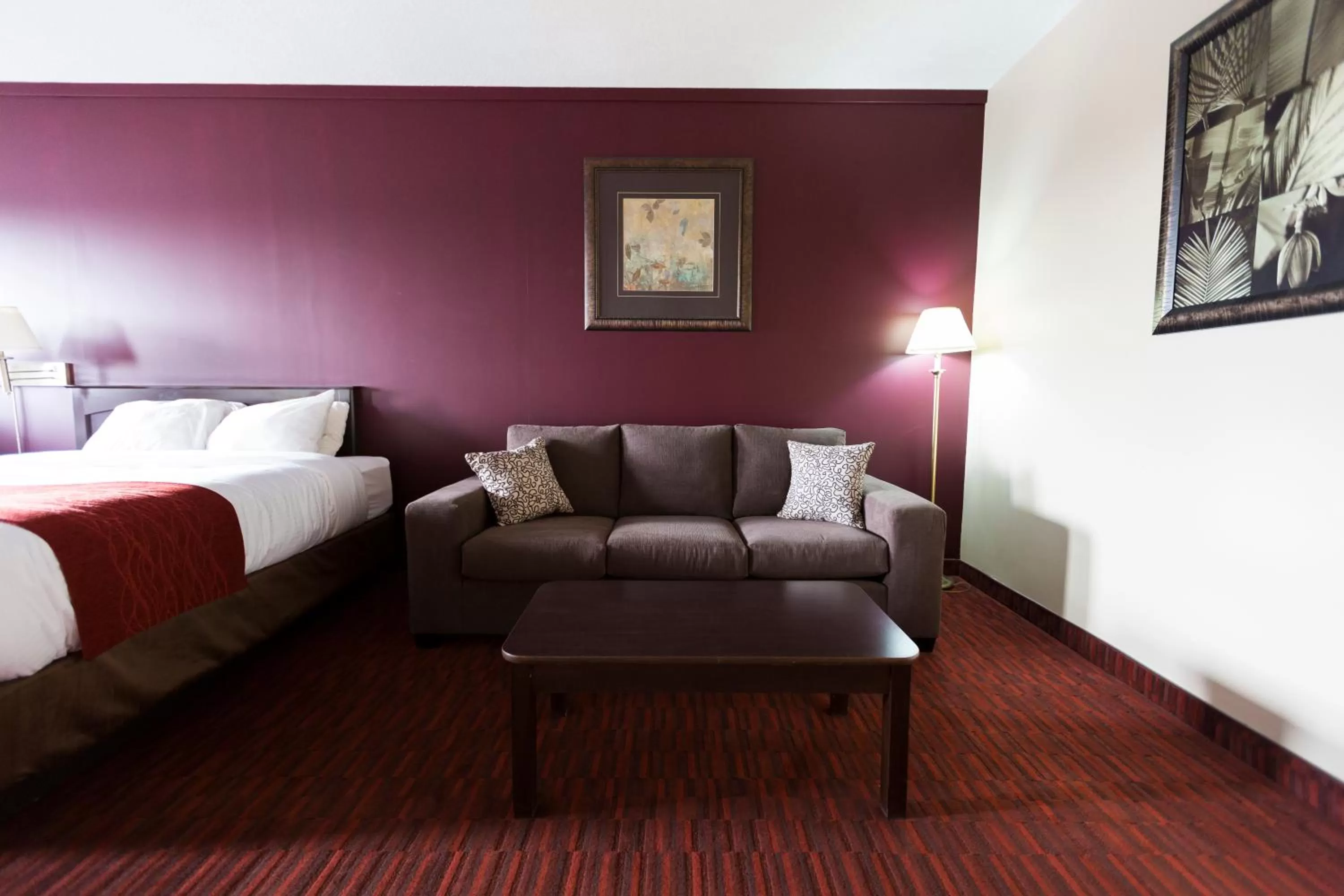 Seating area, Bed in Argyll Plaza Hotel