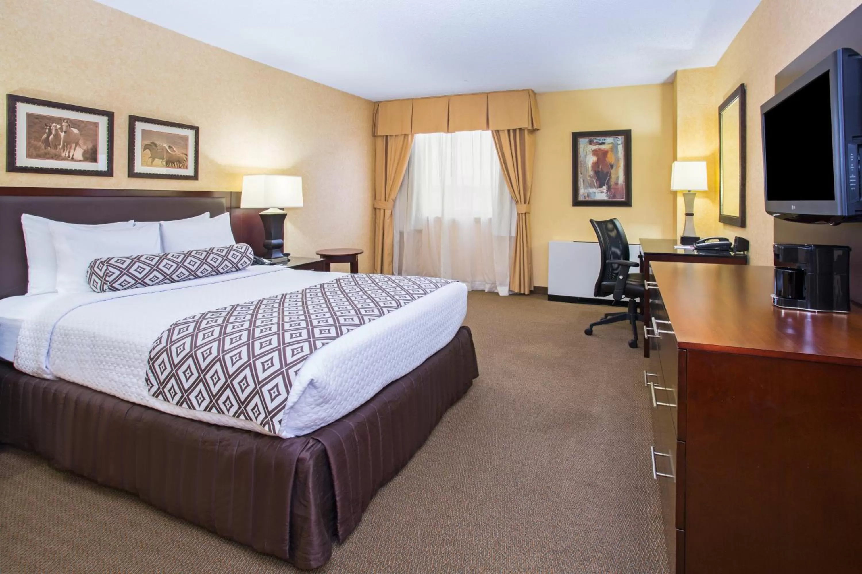 Photo of the whole room, Bed in Crowne Plaza Denver International Airport, an IHG Hotel