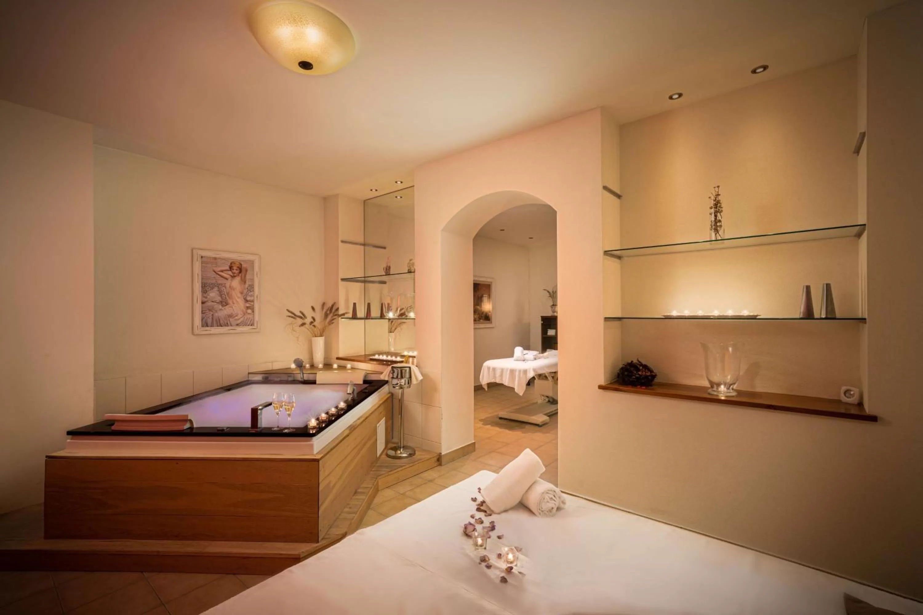 Hot Tub, Bed in KUHOTEL by Rilano