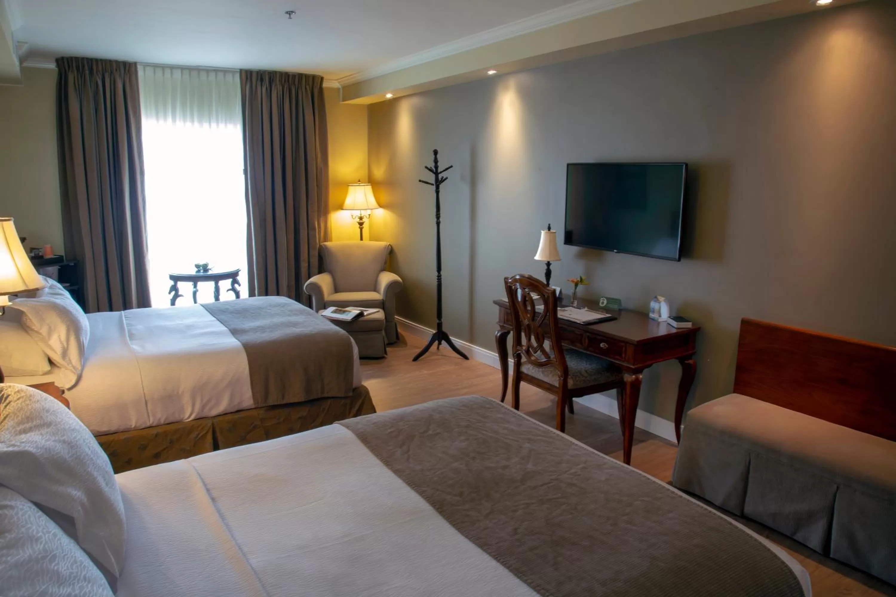 Photo of the whole room, Bed in Hotel Brossard