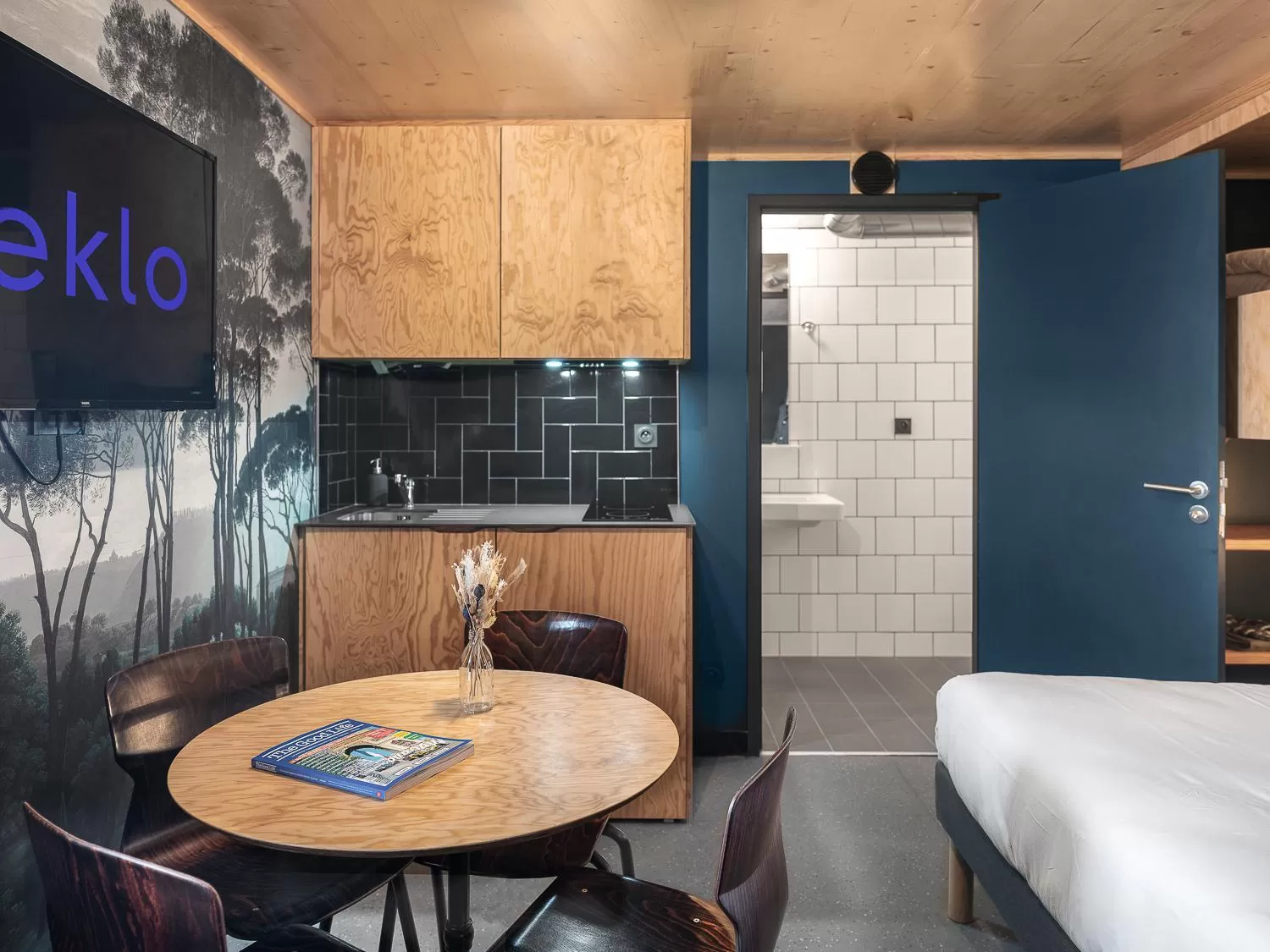 Bathroom, Bed in Eklo Hotels Paris Marne La Vallée