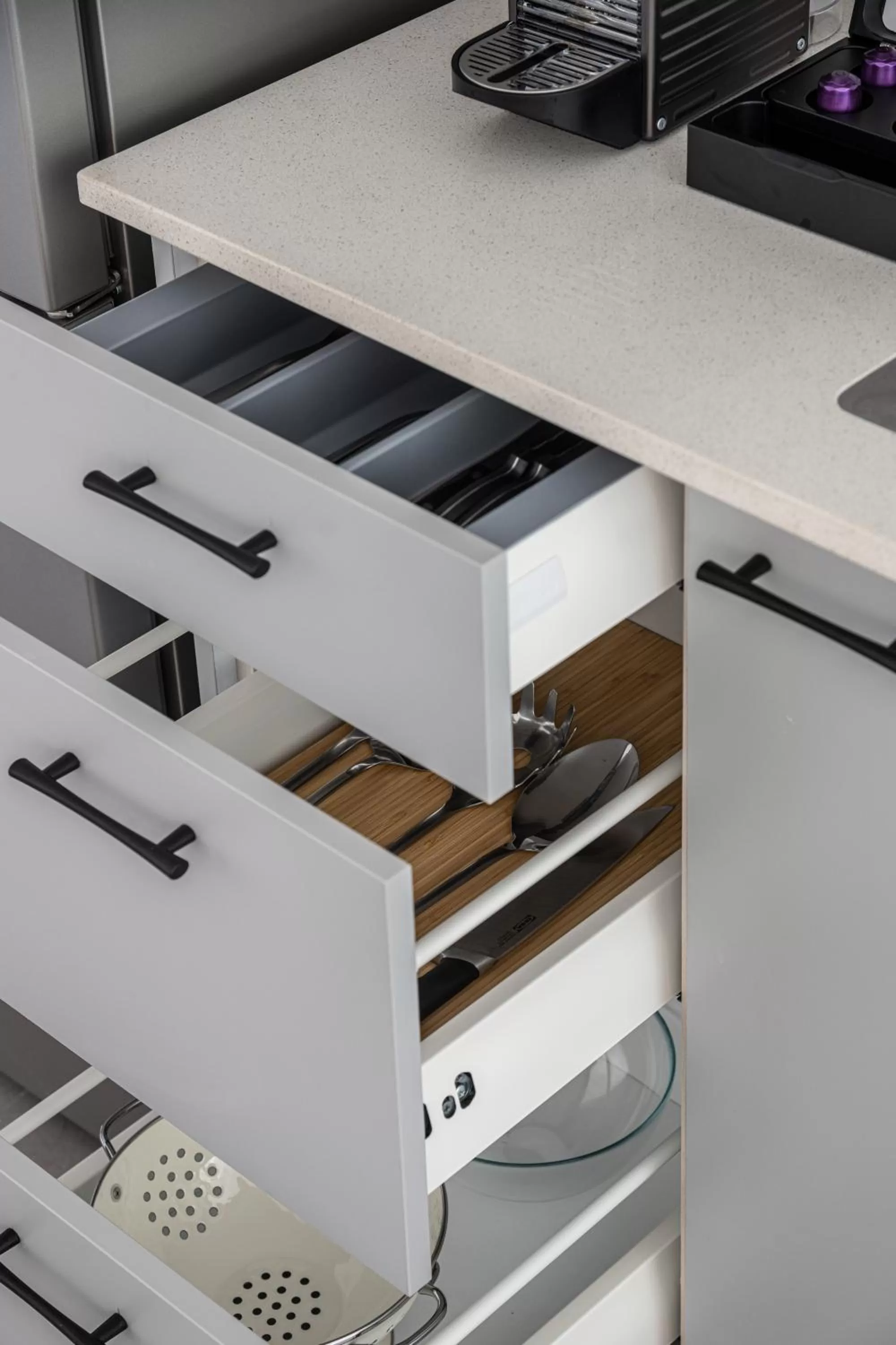 Kitchen or kitchenette in Mate GEORGE - By HOMY