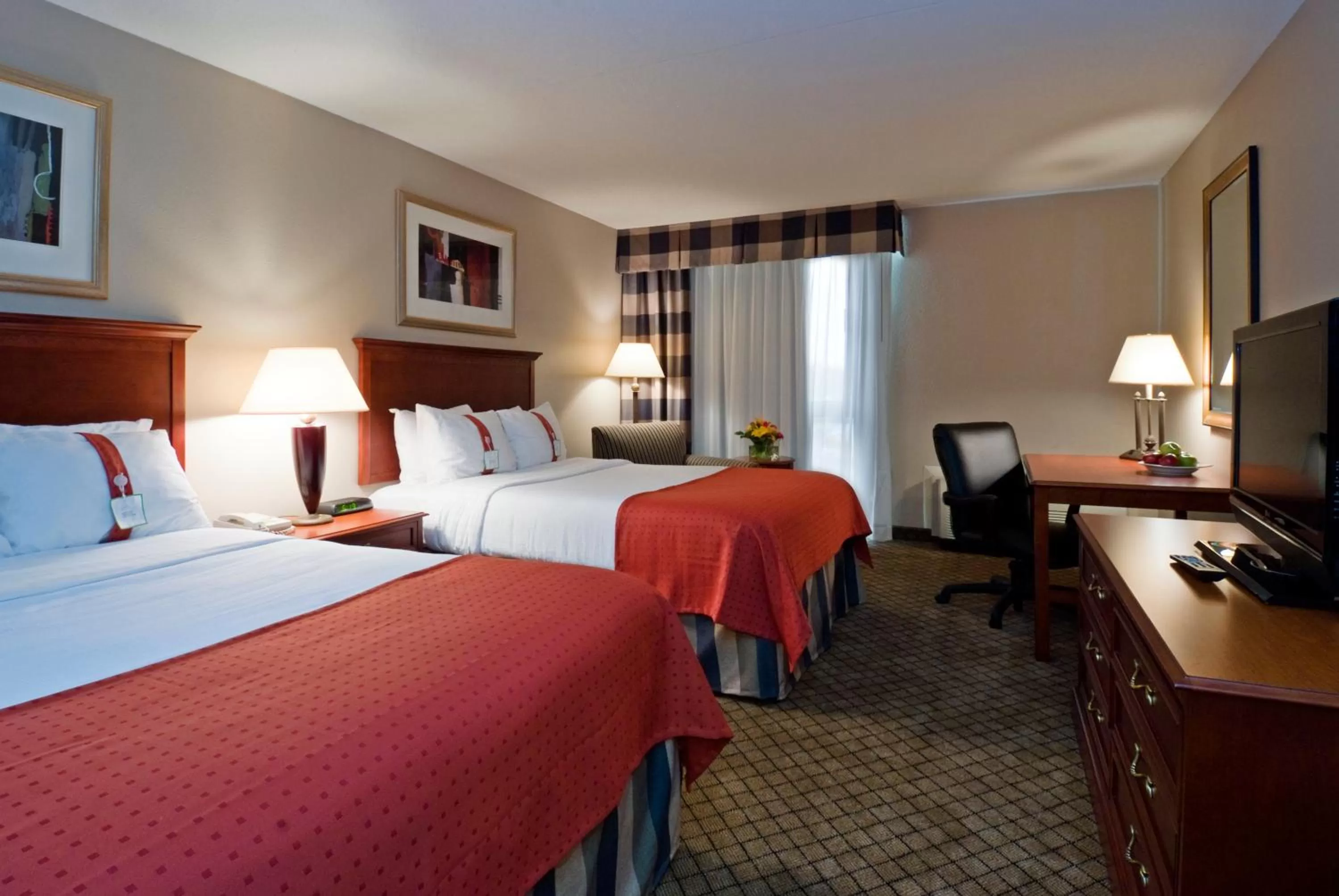 Photo of the whole room, Bed in Holiday Inn Cincinnati-Eastgate by IHG