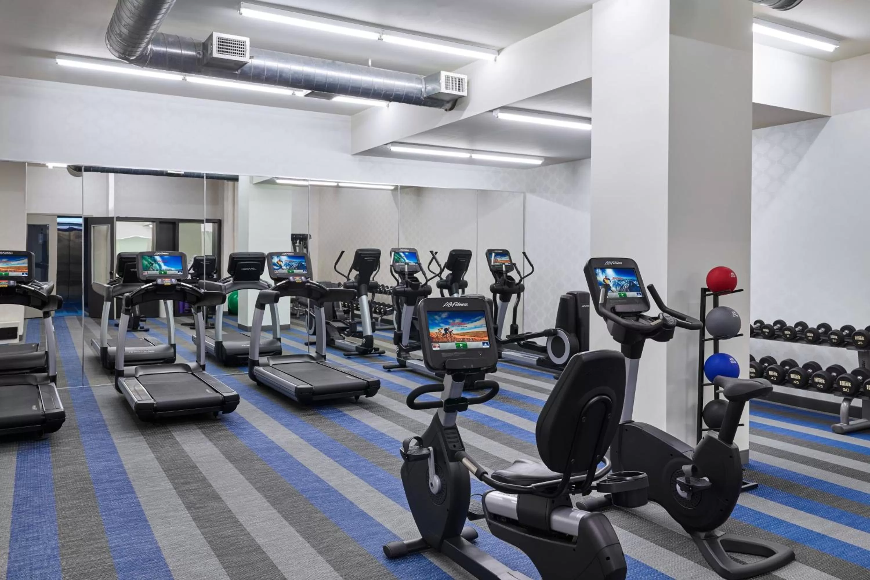 Fitness centre/facilities in Aloft Houston Downtown