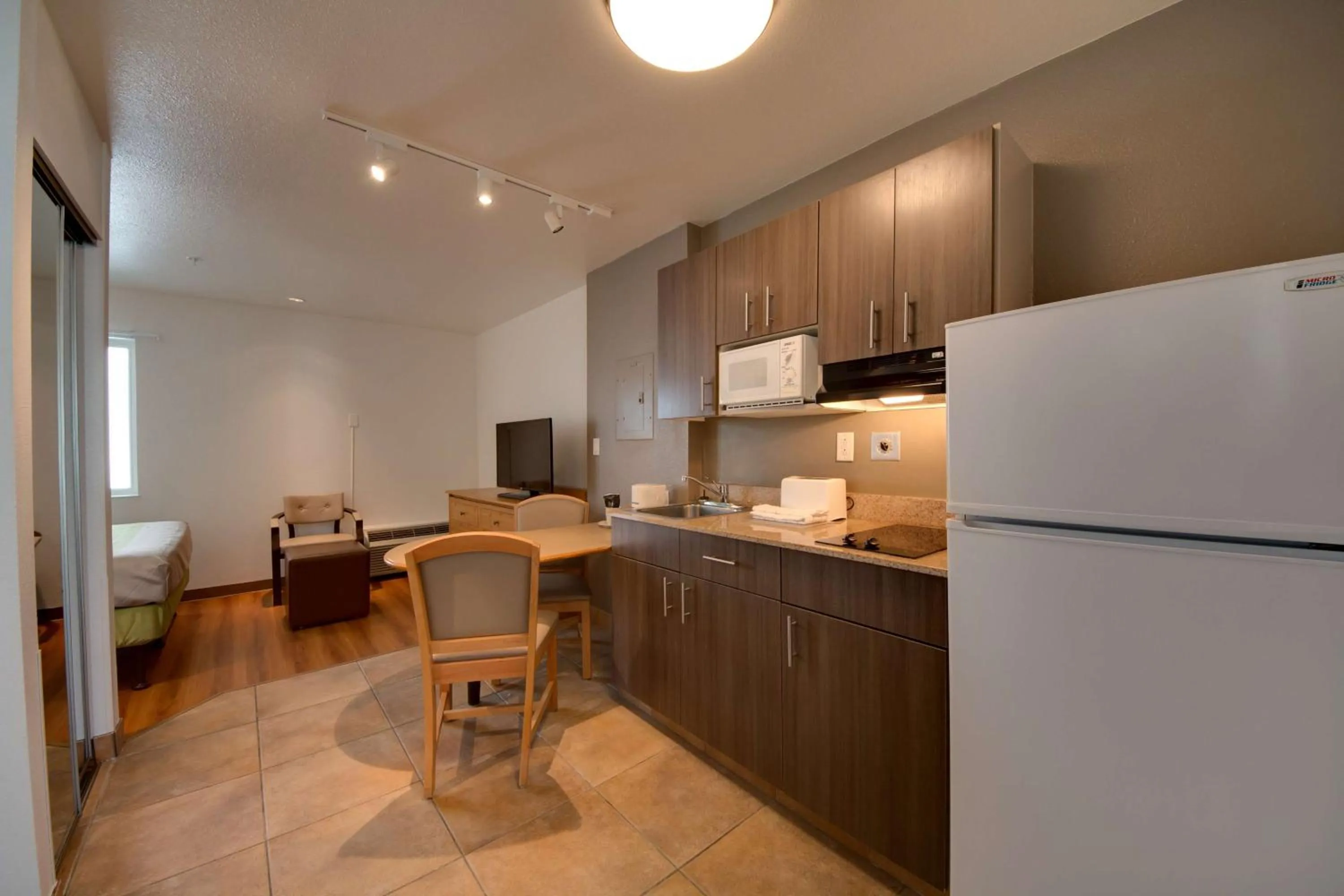 Photo of the whole room in Studio 6-Brownsville, TX