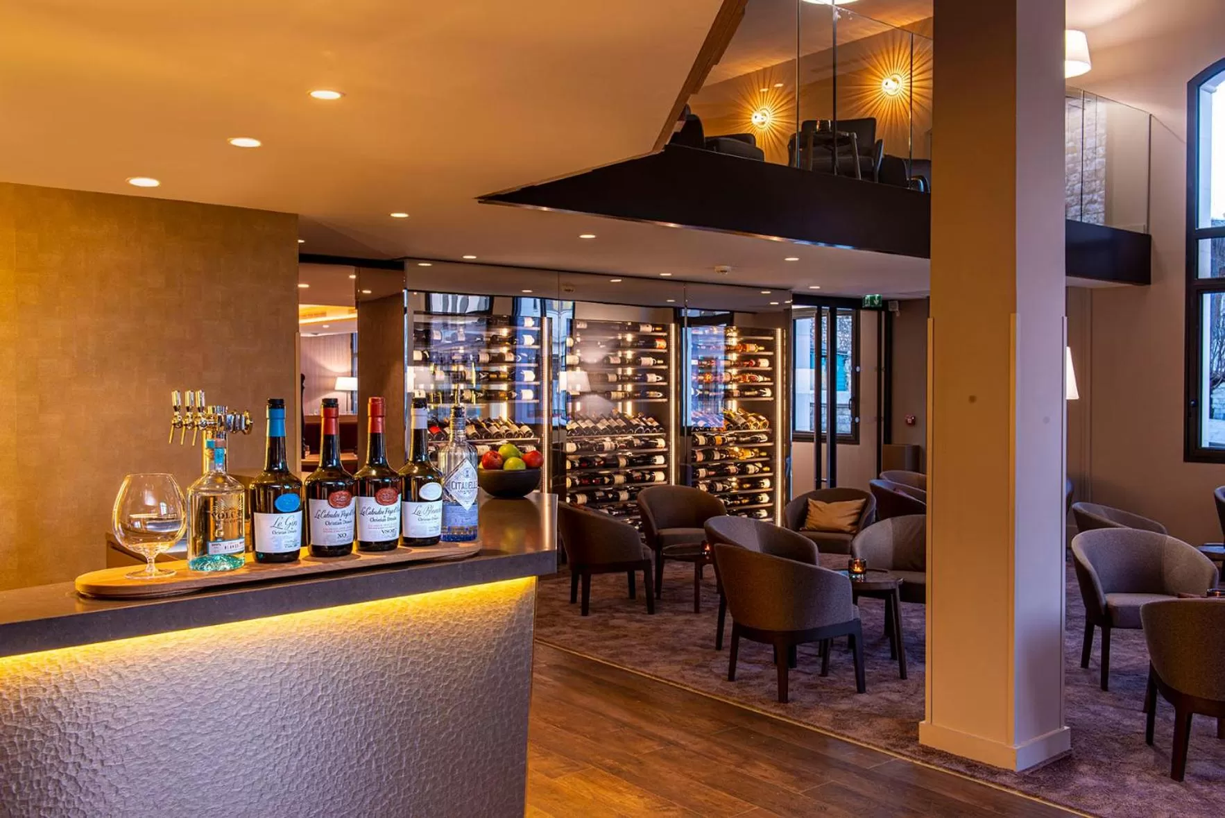 Lounge or bar in Radisson Blu Hotel, Rouen Centre