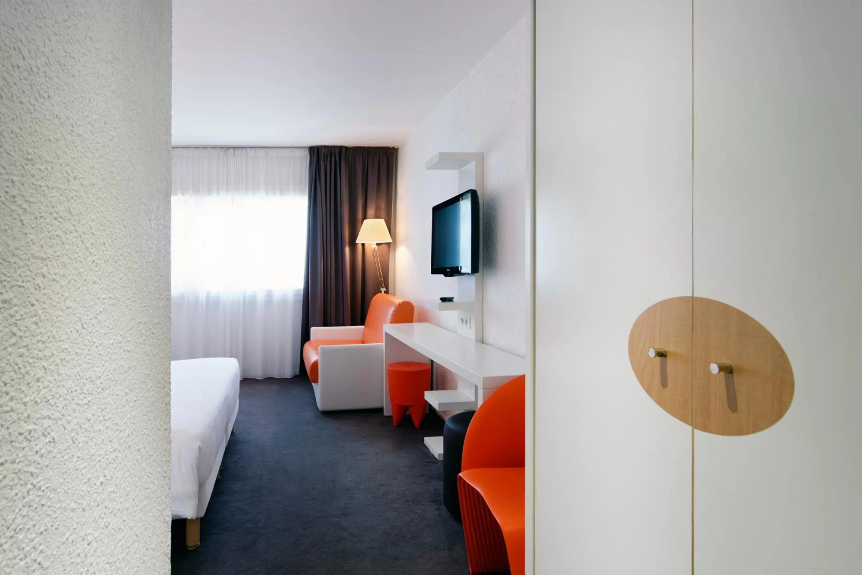 Seating area, Bed in ibis Styles Chalon sur Saône