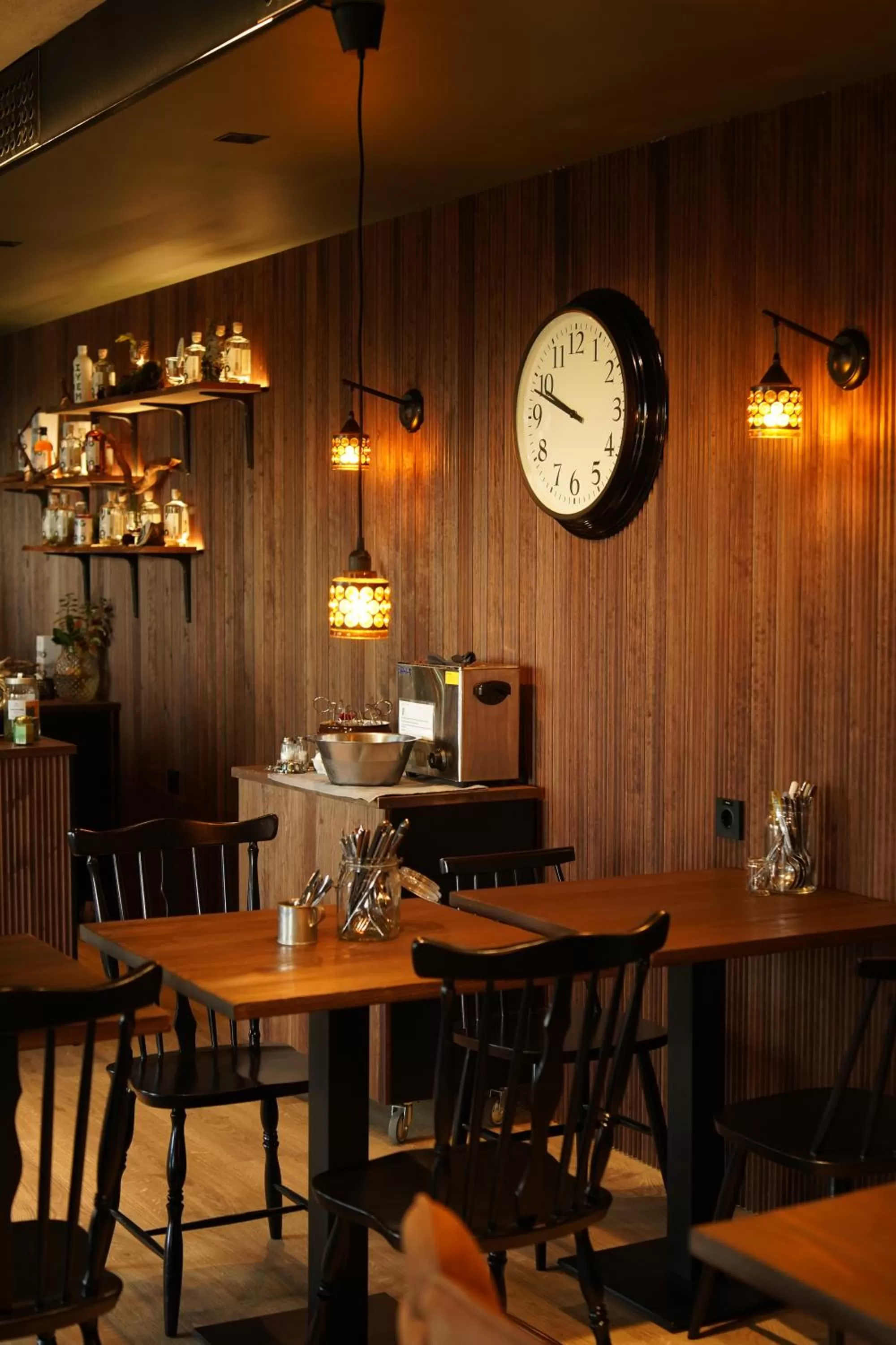 Lounge or bar in Haltia Lake Lodge nature boutique hotel & glamping