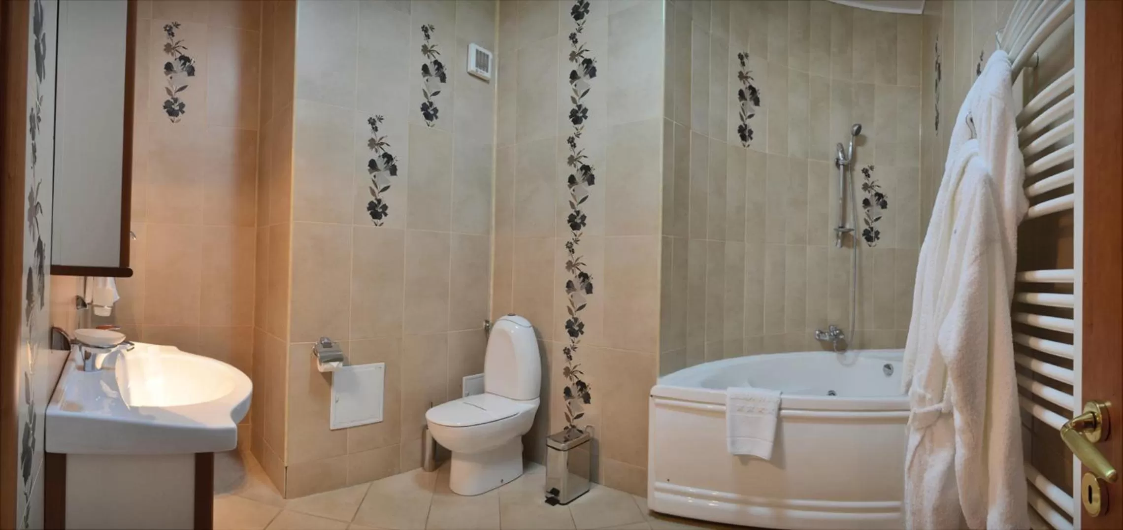 Bathroom in Hotel Emma West