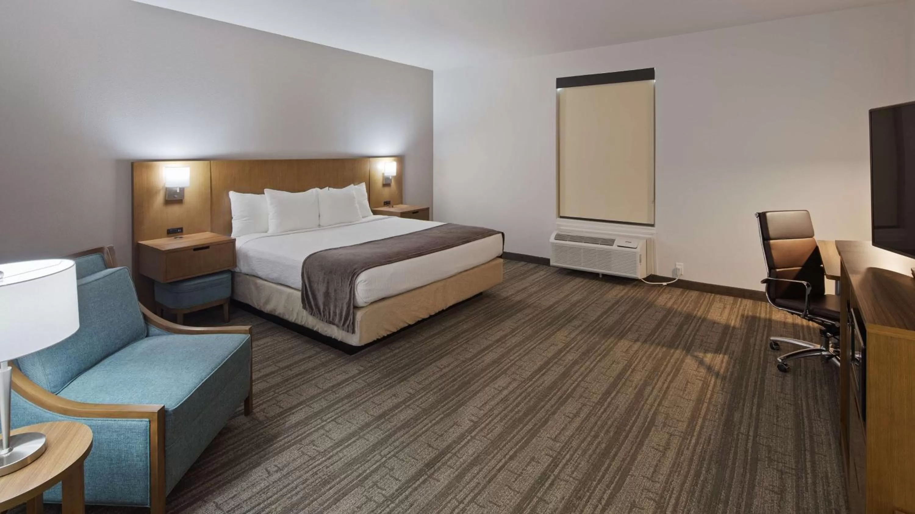 King Room with Mobility Accessible Tub in Best Western Green Oaks Inn