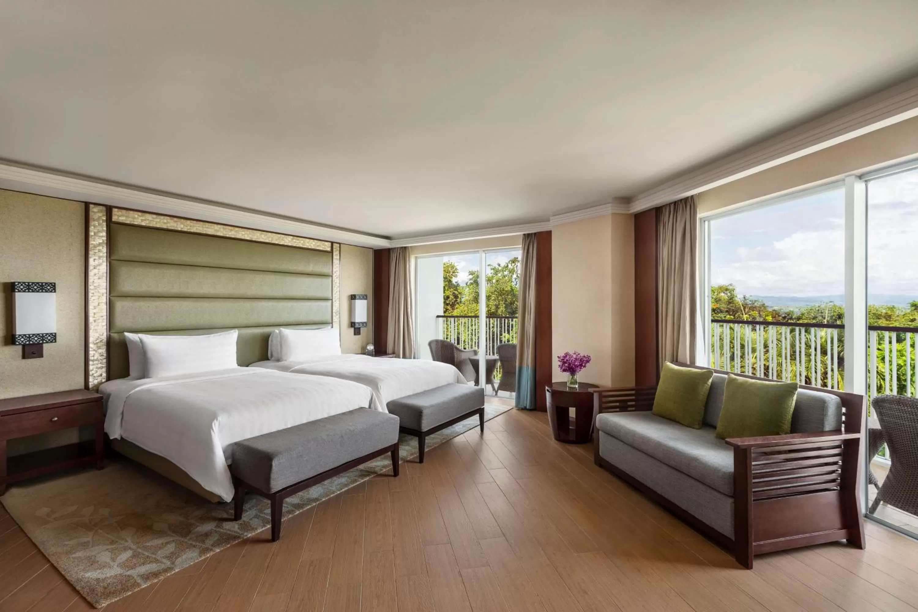Photo of the whole room, Bed in Shangri-La Mactan, Cebu