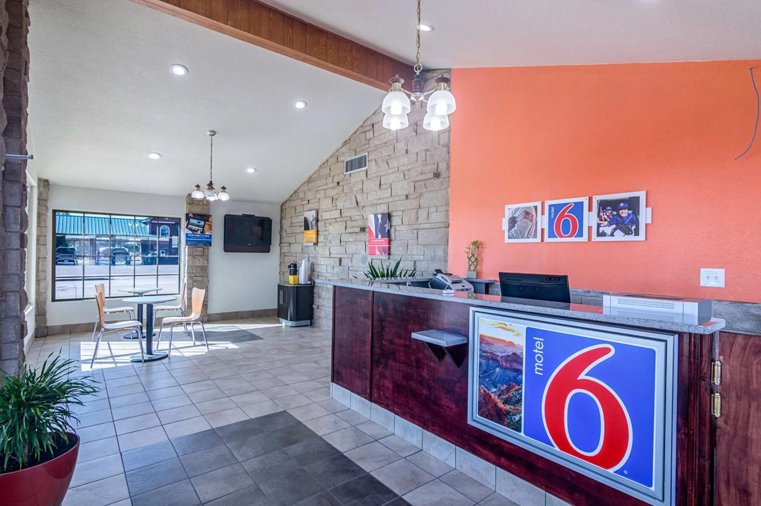 Communal lounge/ TV room in Motel 6-Childress, TX