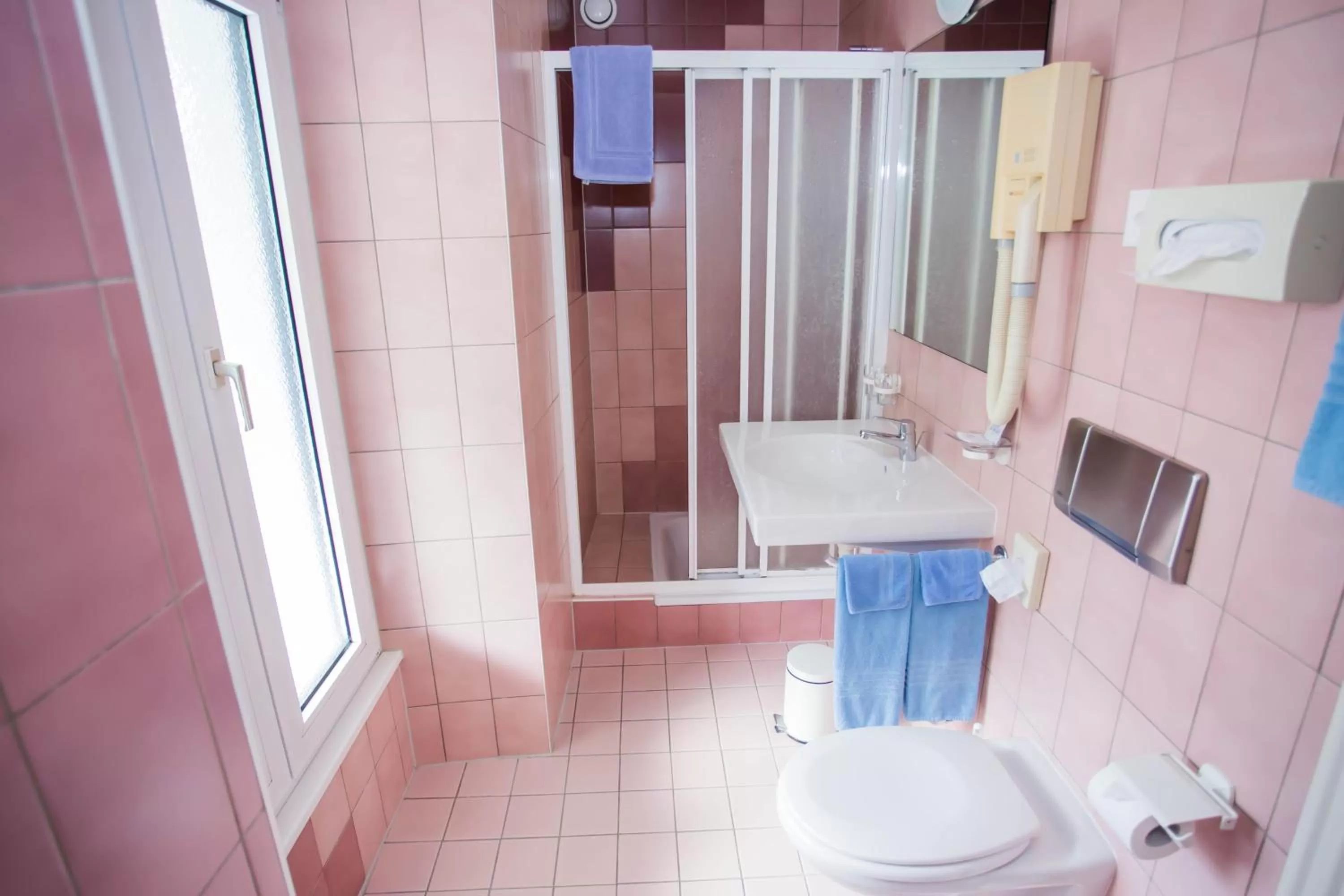 Bathroom in Hôtel du Port