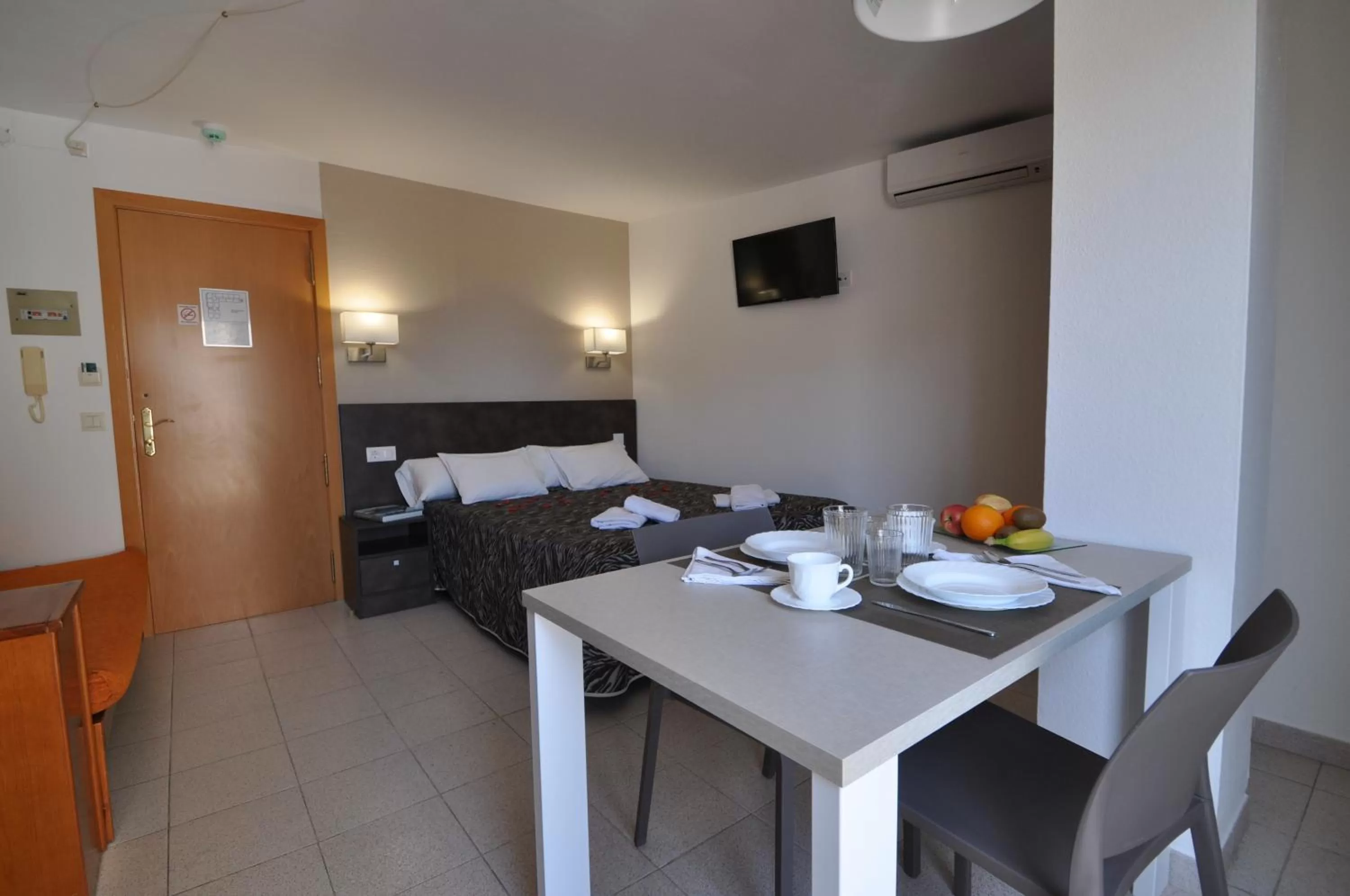 Dining area, Bed in Aparthotel Safari