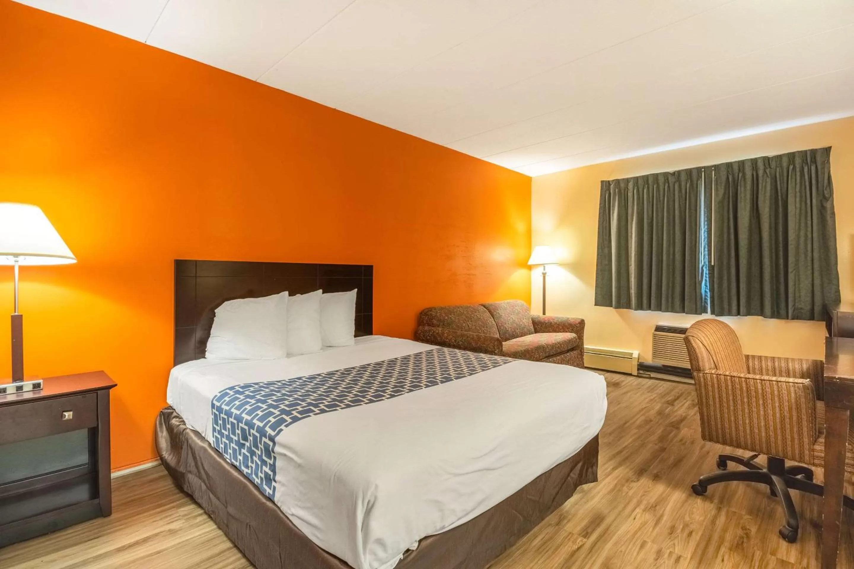 Bedroom, Bed in Econo Lodge Inn & Suites Windsor Locks Bradley Airport