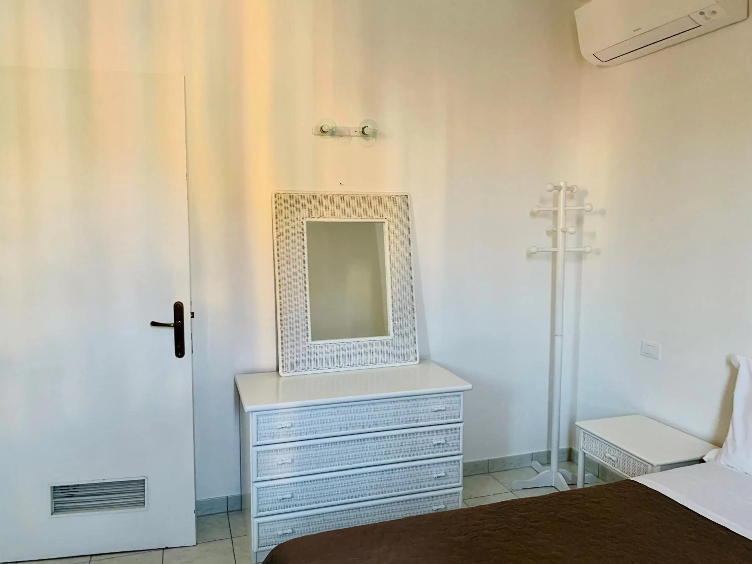 Bedroom in Front Lake Apartment Bardolino