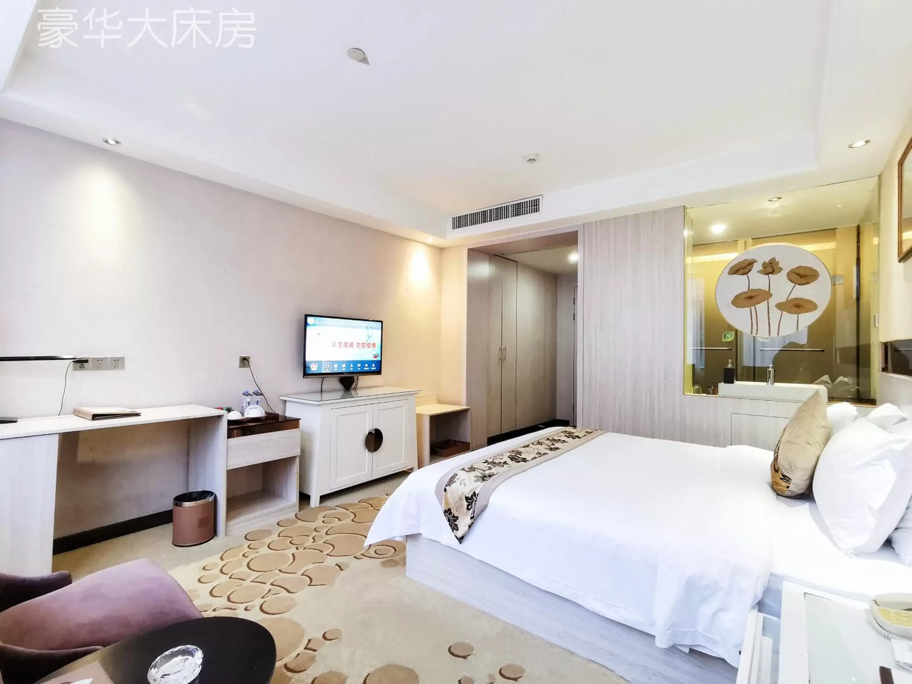 Deluxe Queen Room in Paco Hotel Tianhe Coach Terminal Metro Satation Guangzhou-Free Shuttle Bus for Canton Fair Deluxe Queen Room in Paco Hotel Tianhe Coach Terminal Metro Satation Guangzhou-Free Shuttle Bus for Canton Fair