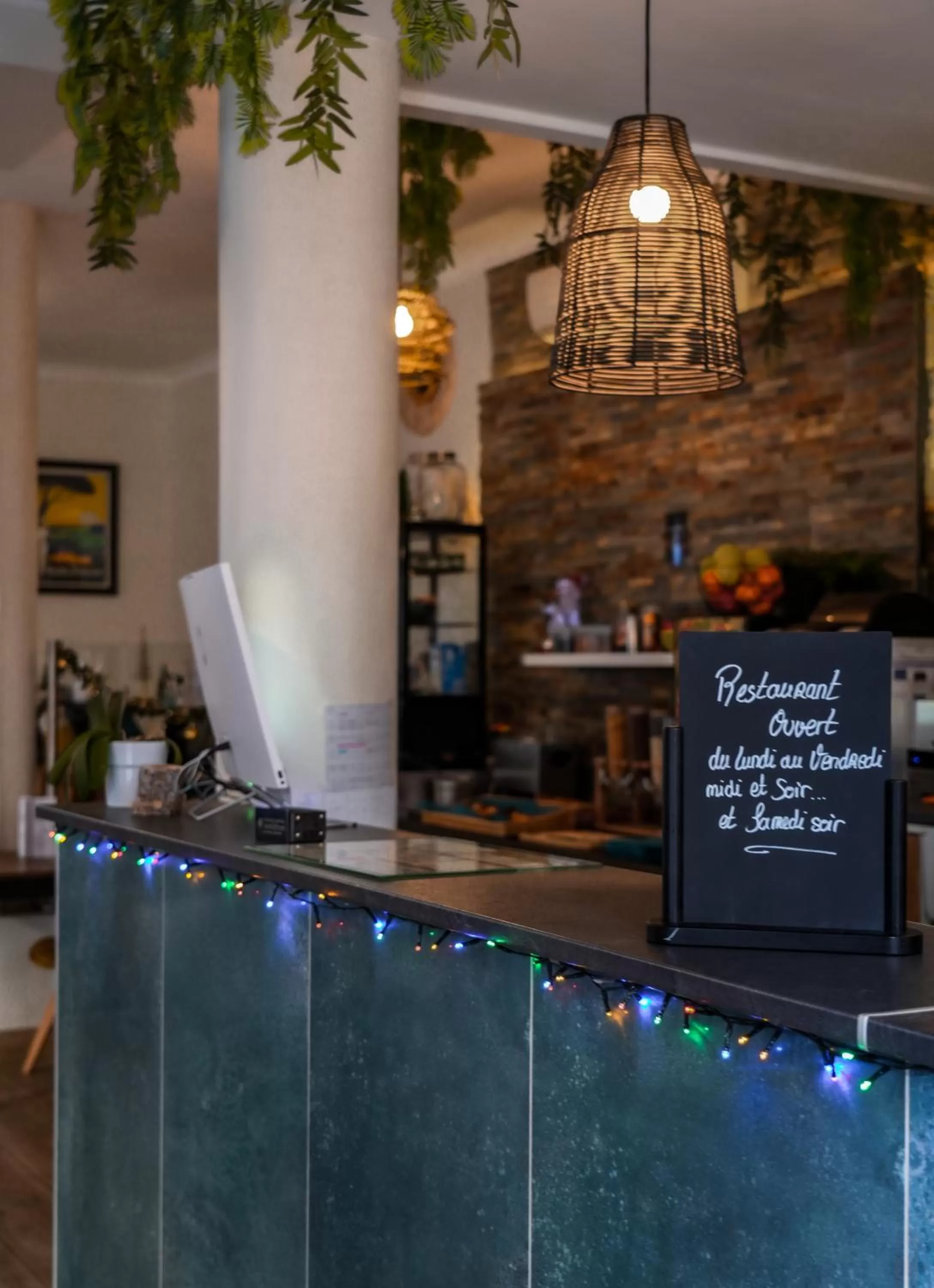 Restaurant/places to eat in Celenya Hôtel